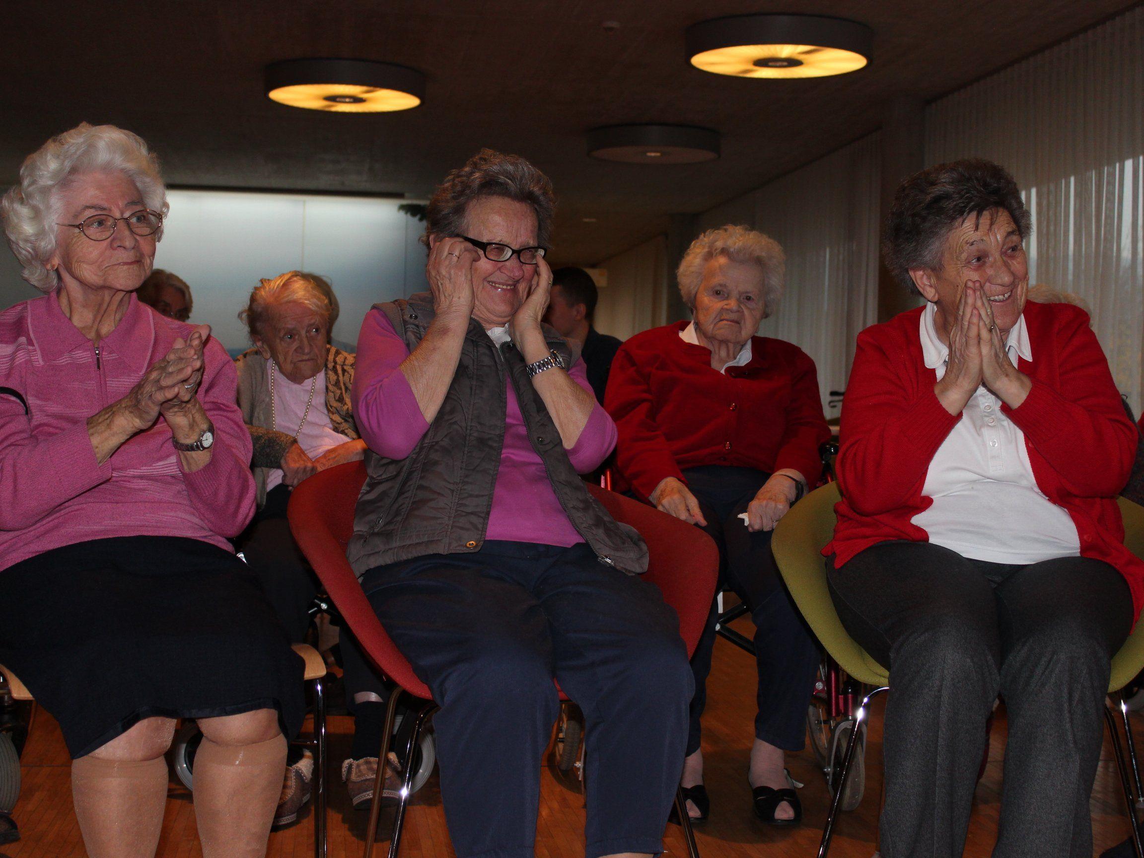 Das Projekt soll das Wohlbefinden der SeniorInnen sowie ihre körperliche und geistige Fitness fördern.