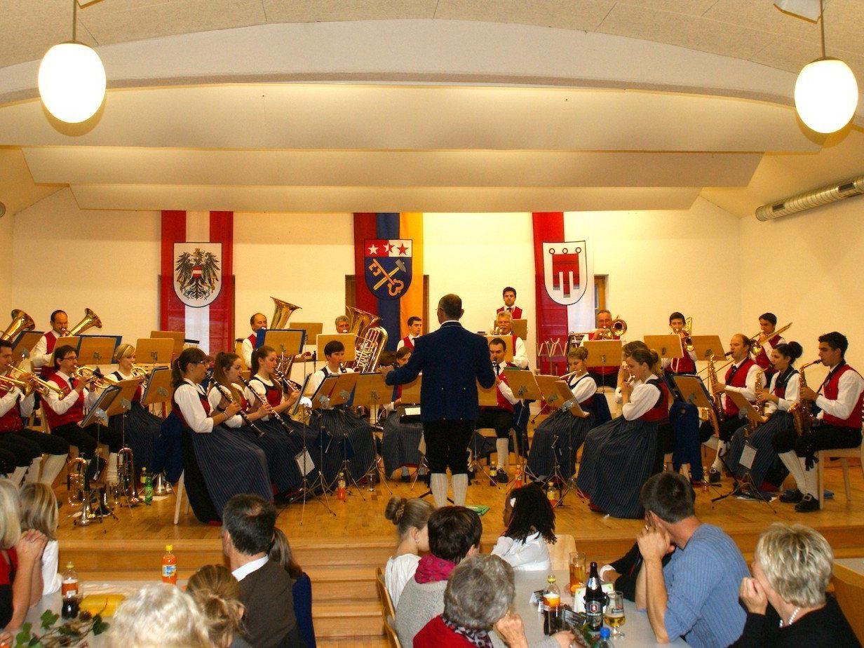 Der Herbstfrühschoppen der Bürgermusik lockte auch in diesem Jahr viele Zuhörer ins Vereinshaus