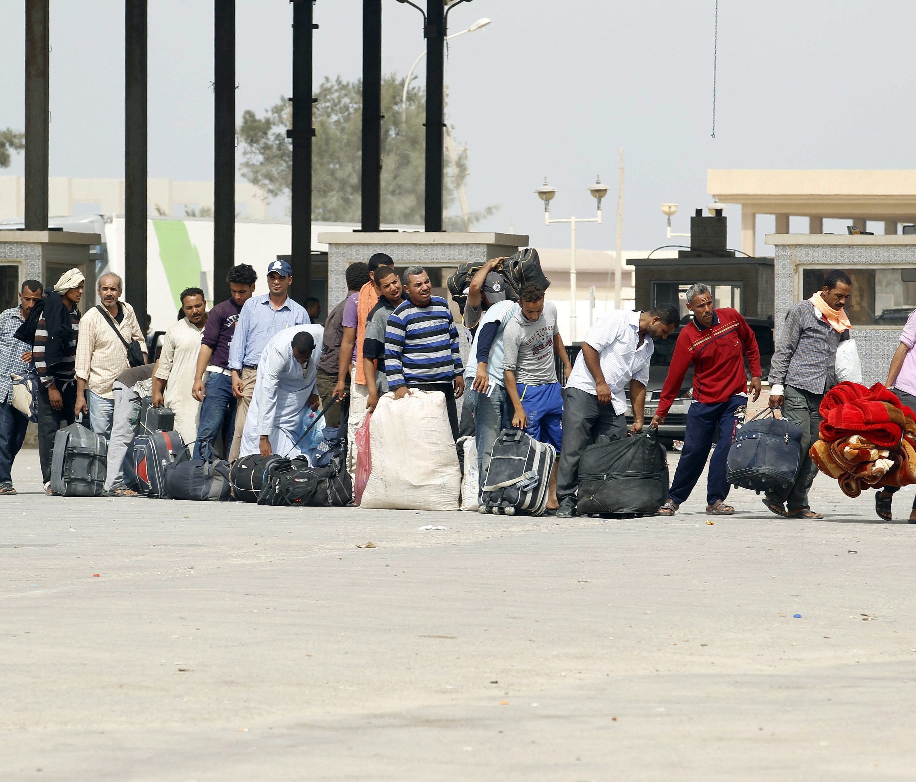 Eine Gruppe von Ägyptern, die im August dieses Jahres aus Libyen flohen Eine Gruppe von Ägyptern, die im August dieses Jahres aus Libyen flohen
