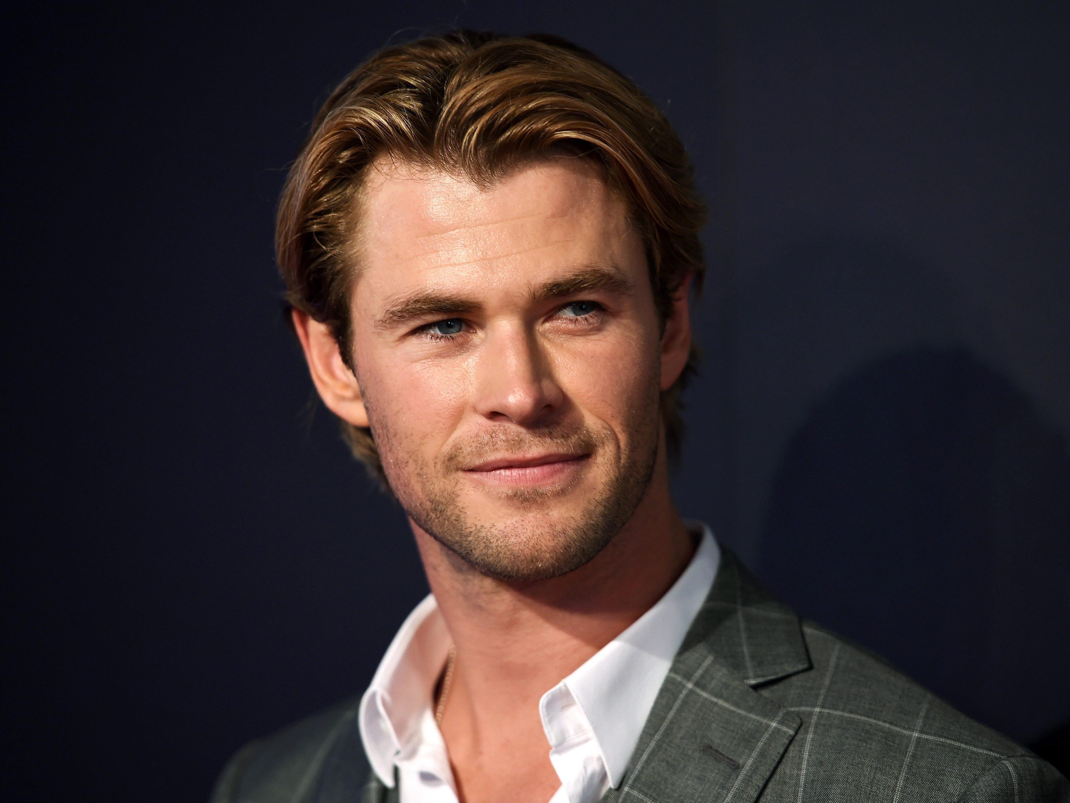 Chris Hemsworth trägt nun für einen Jahr den Titel "Sexiest Man Alive". Chris Hemsworth trägt nun für einen Jahr den Titel "Sexiest Man Alive".