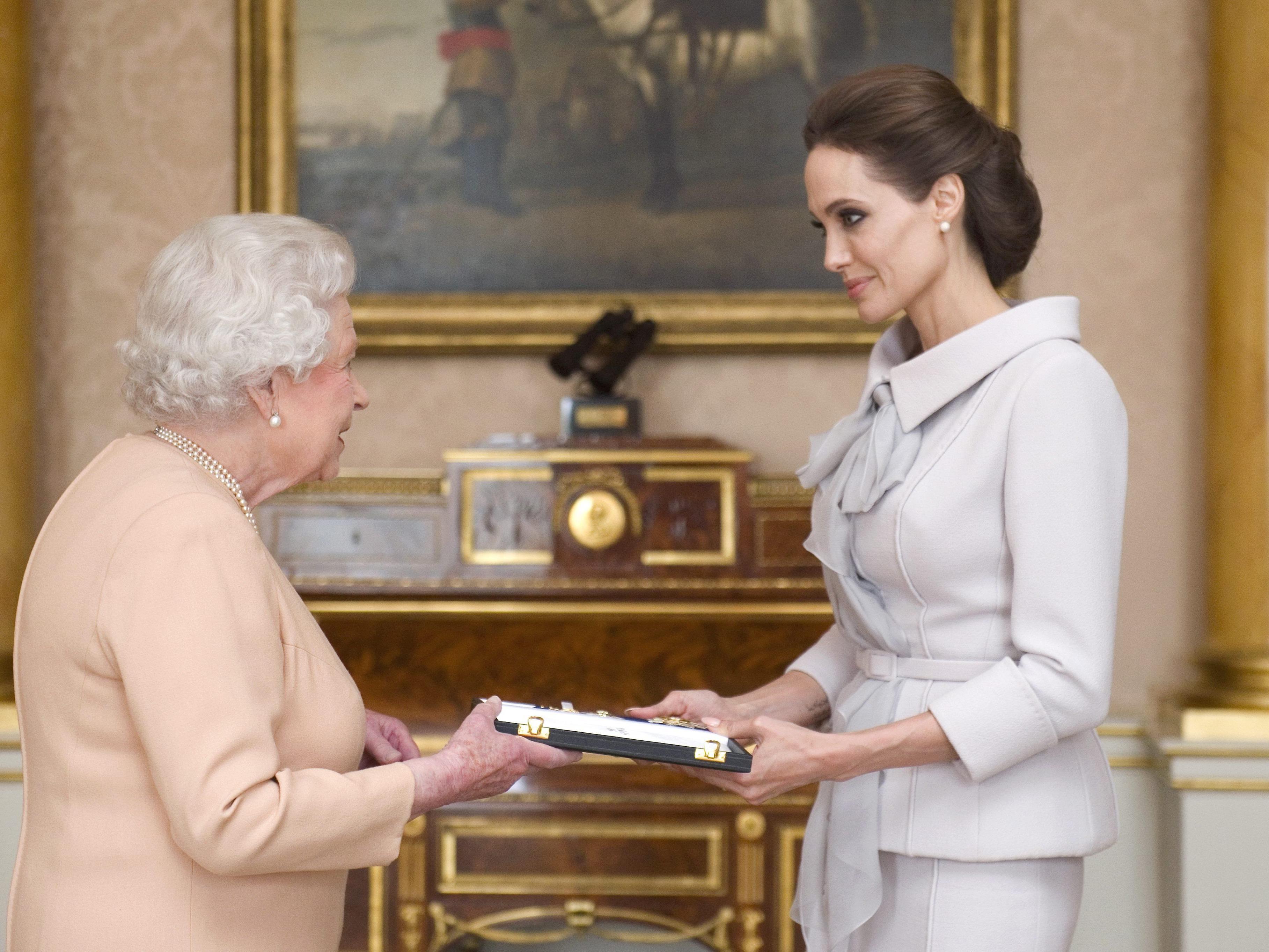 Im Oktober 2014 wurde Angelina von Queen Elizabeth II. geehrt. Im Oktober 2014 wurde Angelina von Queen Elizabeth II. geehrt.