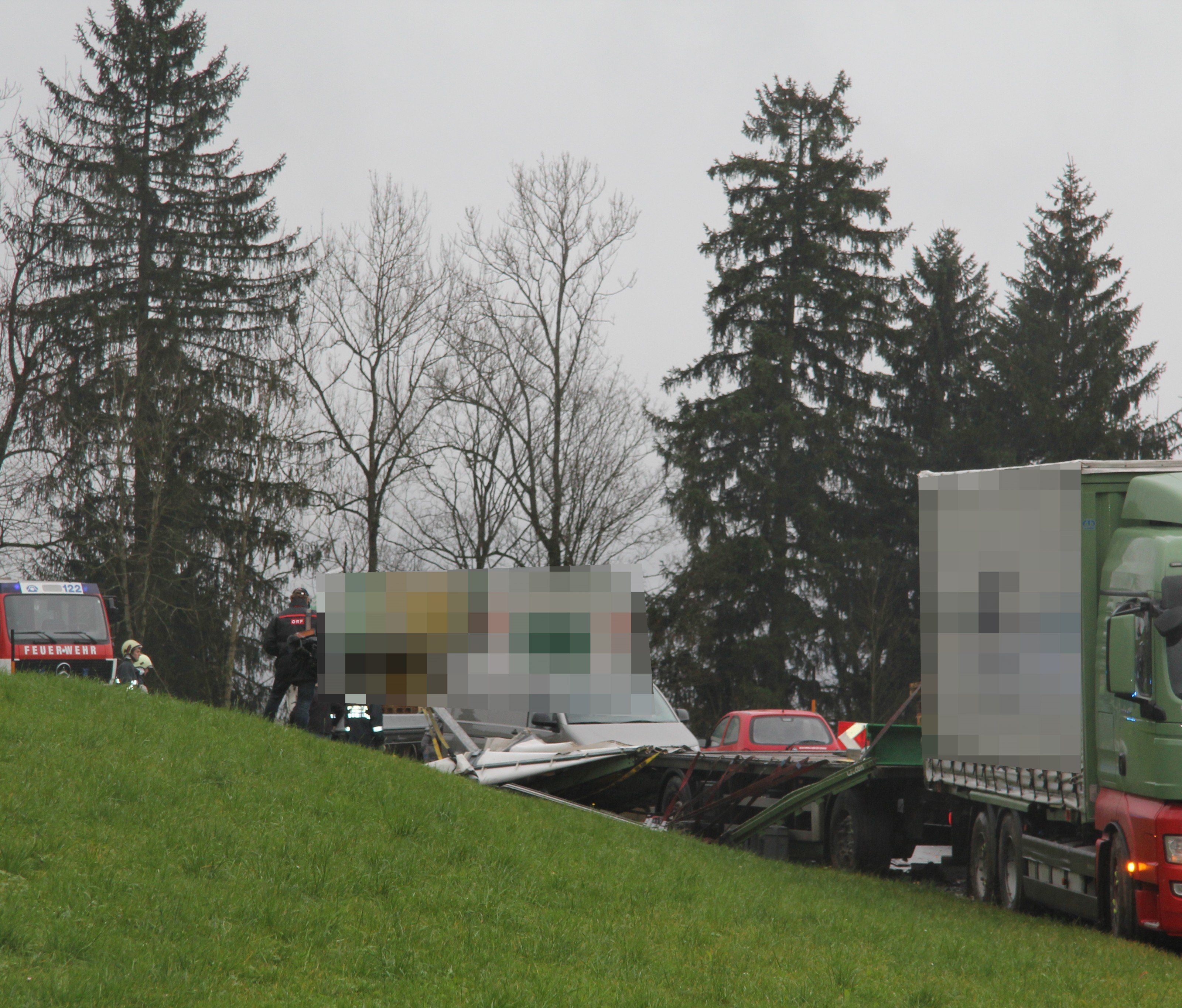Für den Lenker des entgegenkommenden Lkw kam jede Hilfe zu spät. Für den Lenker des entgegenkommenden Lkw kam jede Hilfe zu spät.
