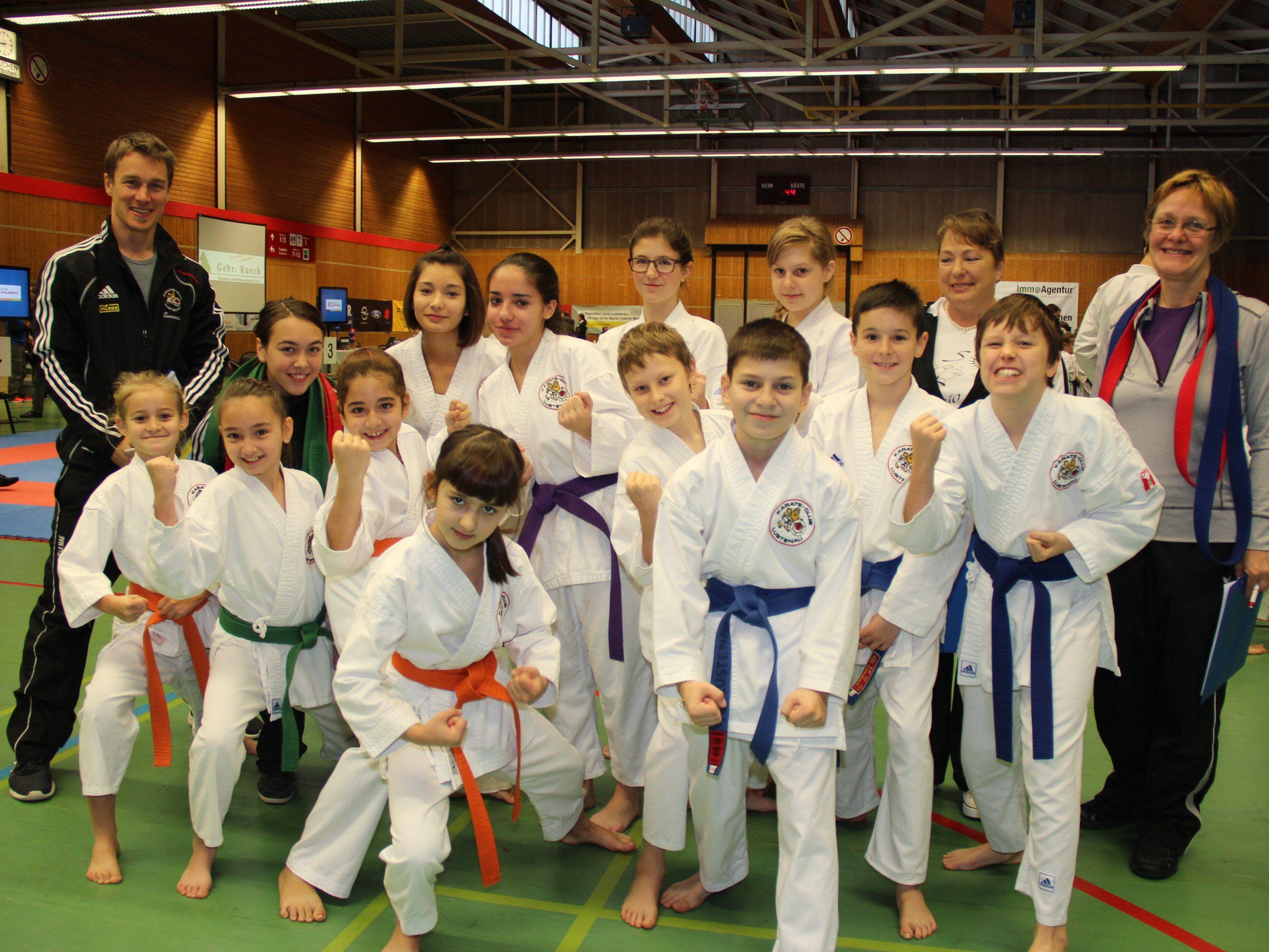 Die jungen Löwen des Karate Club Lustenau vor den Bundesmeisterschaften mit den Betreuern