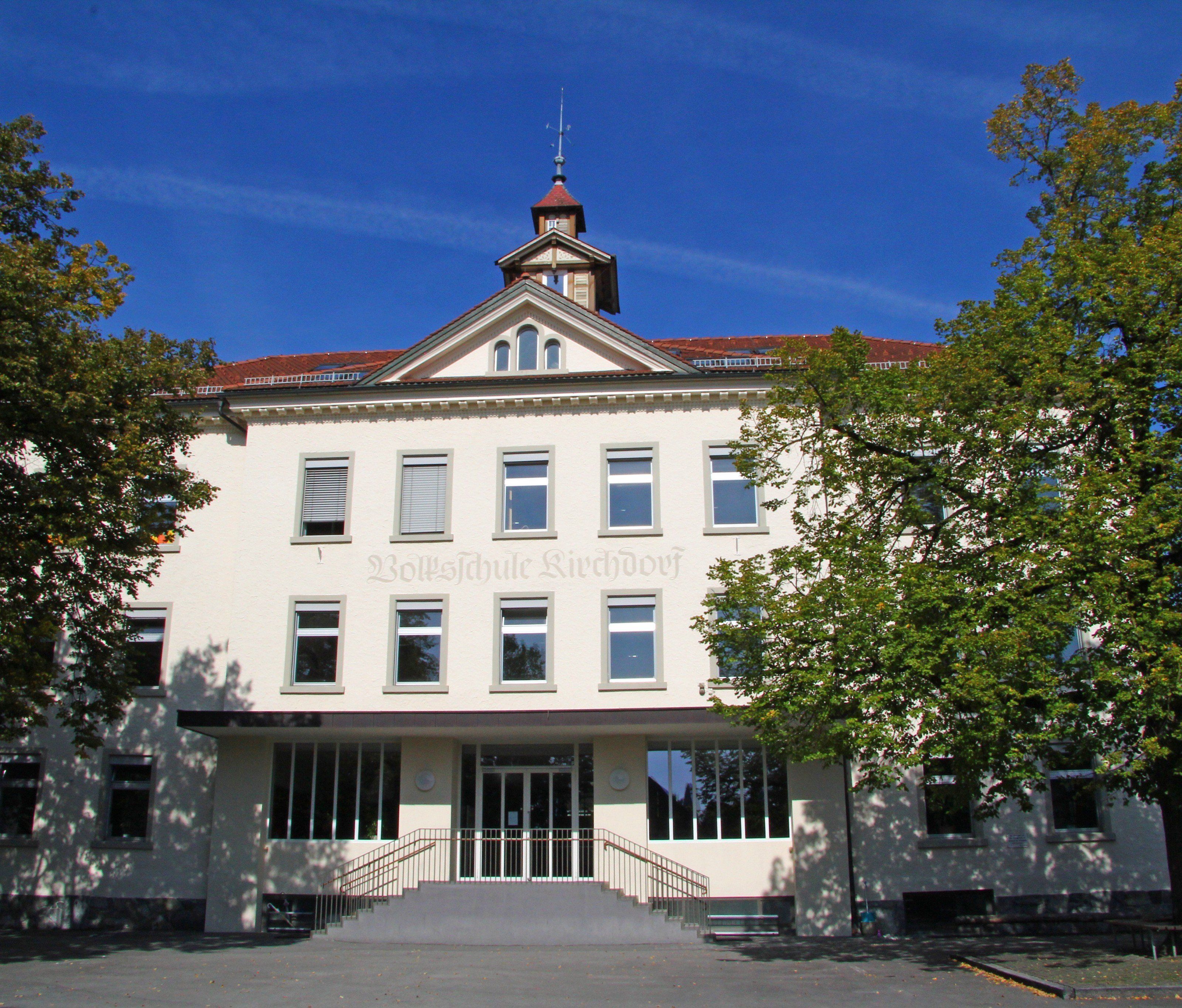 Während die Schüler des Hauptgebäudes (Bild) auf den Pausenhof können, ist dies beim Nebengebäude nicht möglich. Während die Schüler des Hauptgebäudes (Bild) auf den Pausenhof können, ist dies beim Nebengebäude nicht möglich.