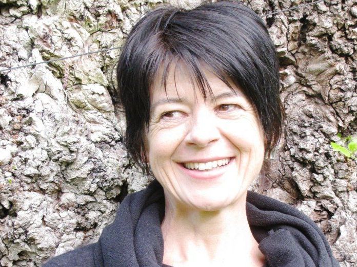 Ingrid Kloser liest aus ihrem Buch "Nur zu Hause". Ingrid Kloser liest aus ihrem Buch "Nur zu Hause".