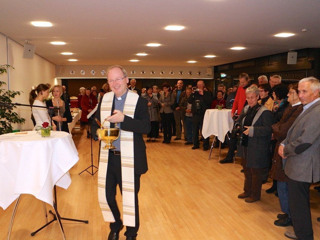 Nach jahrelanger Planung und kurzer Umbauzeit konnte Bischof Benno Elbs den neuen „Carl-Lampert-Saal“ segnen. Nach jahrelanger Planung und kurzer Umbauzeit konnte Bischof Benno Elbs den neuen „Carl-Lampert-Saal“ segnen.