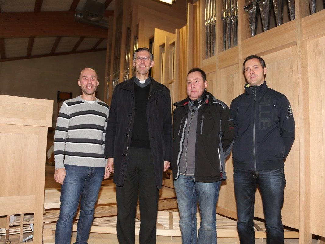 Sie freuen sich gemeinsam über das gelungene Werk: Pfarrer P. Thomas Felder mit den Orgelbauern GF Hans-Jörg, Bernhard und Michael Pflüger.