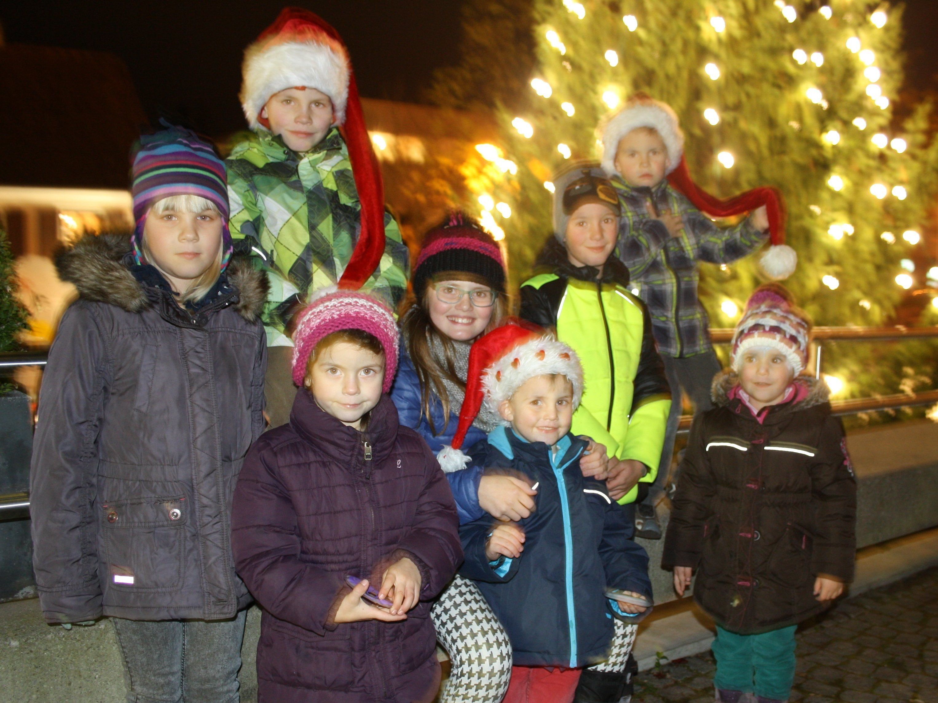 Für die Kinder war die Entzündung der Lochauer Weihnachtsbeleuchtung natürlich ein besonderes Erlebnis. Für die Kinder war die Entzündung der Lochauer Weihnachtsbeleuchtung natürlich ein besonderes Erlebnis.