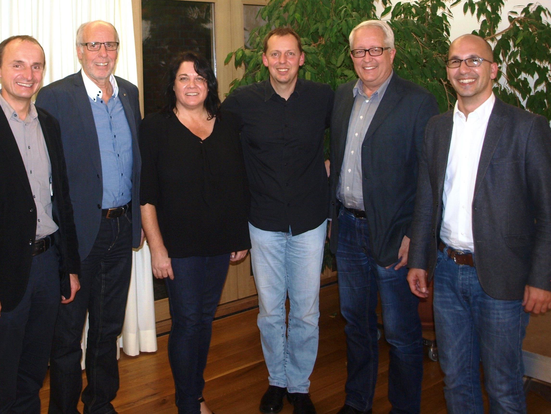 Sie freuten sich über einen bestens gelungenen Abend: Bgm. Alfons Rädler, Elmar Marent, Manuela Hack, Kabarettist Ingo Vogl, Bgm. Michael Simma, Thomas Winzek, von links nach rechts.
