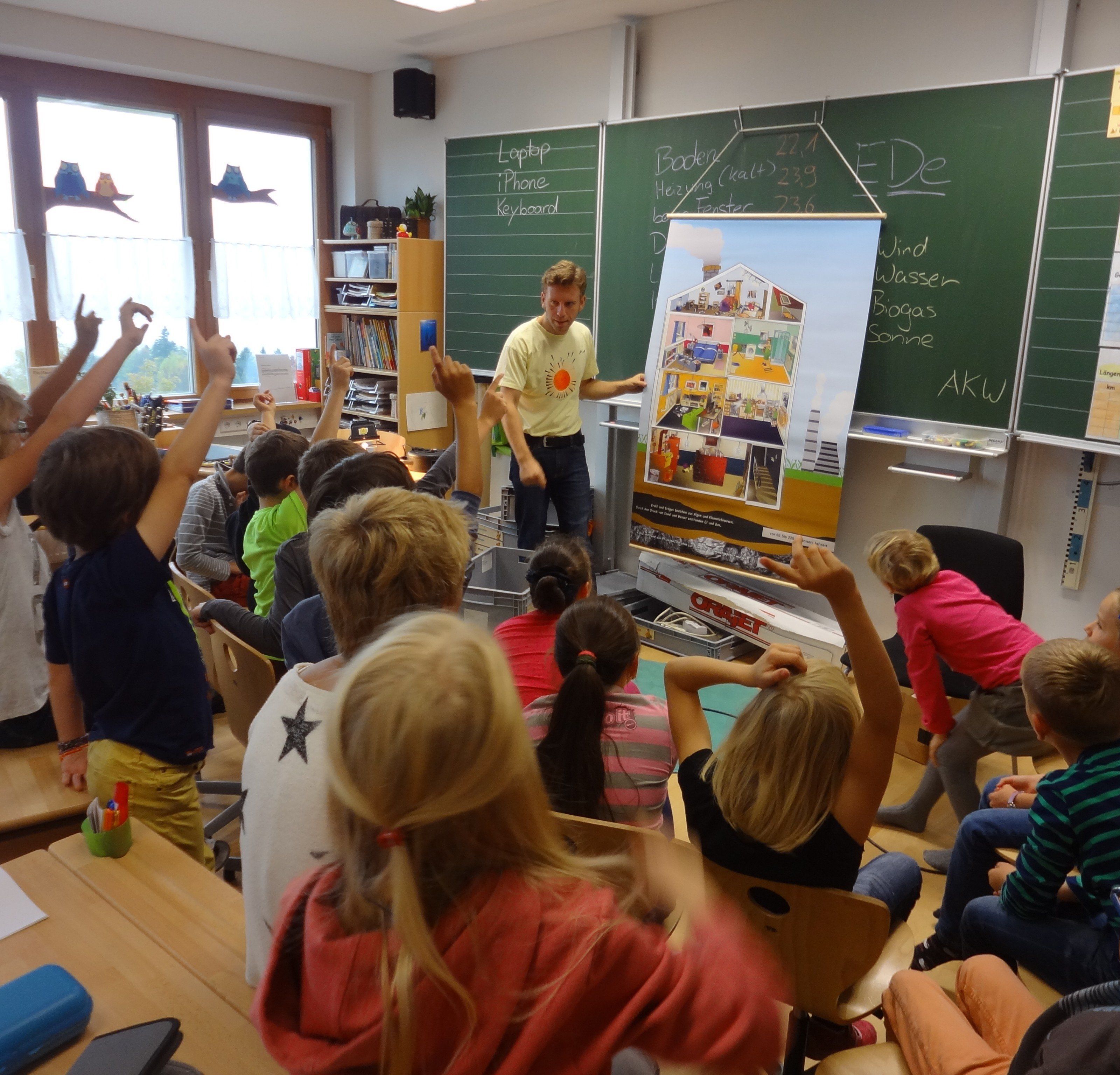 Auch die Volksschüler in Eichenberg lernten, wie sie der Energie und den „Energiedieben“ im Alltag auf die Spur kommen können. Auch die Volksschüler in Eichenberg lernten, wie sie der Energie und den „Energiedieben“ im Alltag auf die Spur kommen können.