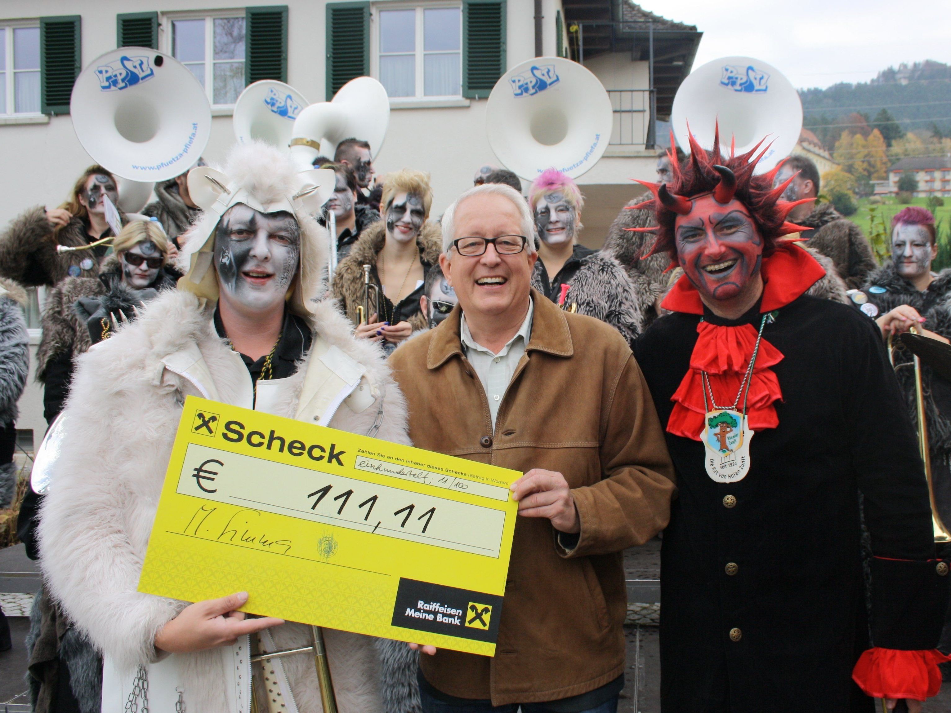 Faschingsauftakt am 11.11. in Lochau – Philipp Galle („Pfütza-Pfiefa“), Bürgermeister Michael Simma und „Seeteufel“ Stefan Pienz von der Bäumler Faschings- und Funkenzunft. Faschingsauftakt am 11.11. in Lochau – Philipp Galle („Pfütza-Pfiefa“), Bürgermeister Michael Simma und „Seeteufel“ Stefan Pienz von der Bäumler Faschings- und Funkenzunft.