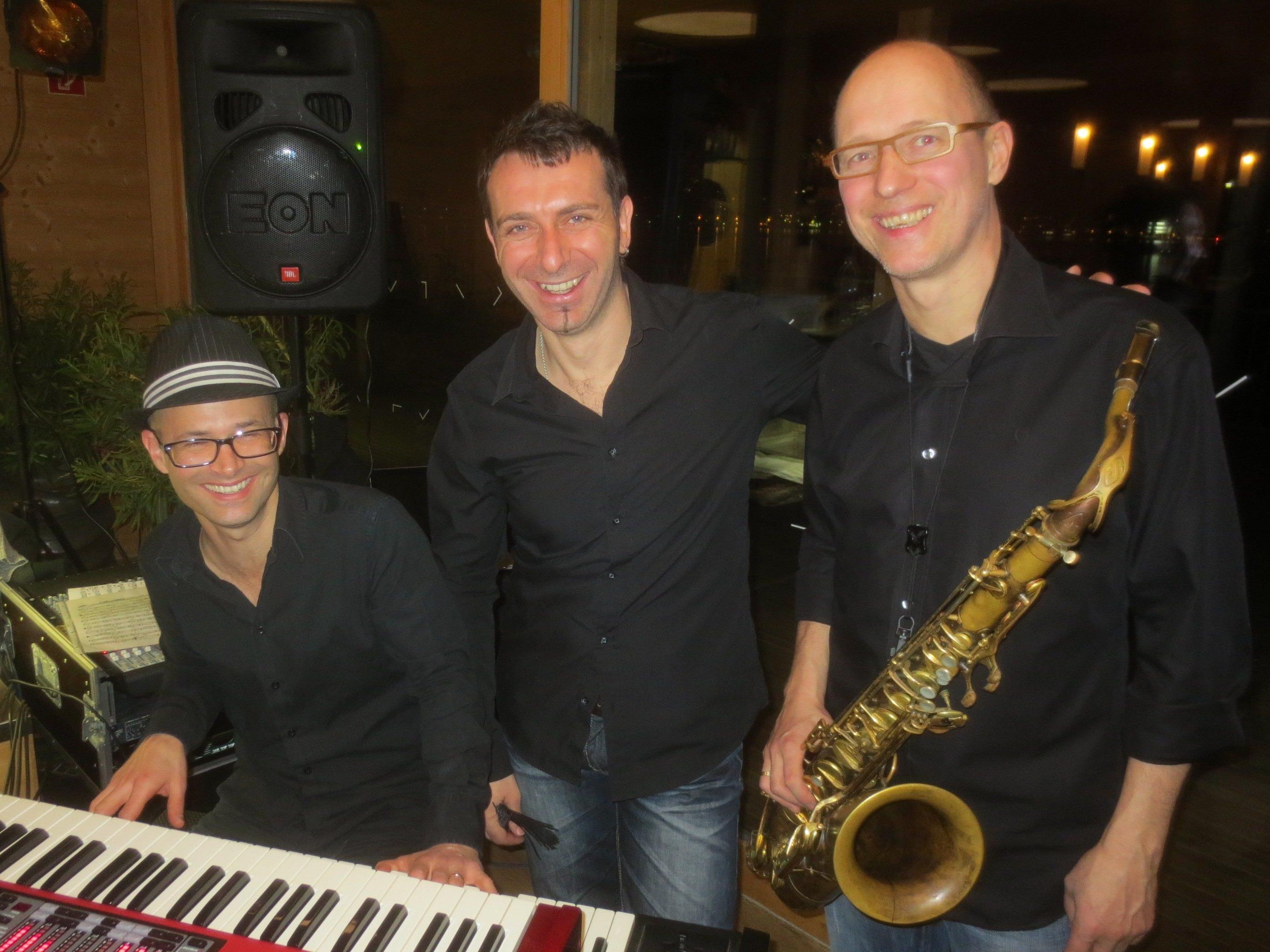 „Christof Waibel & Band“ sorgen für den schwungvollen Auftakt der neuen Eventreihe „Jazz am See“ auf dem Badehaus des Seehotel Am Kaiserstrand.