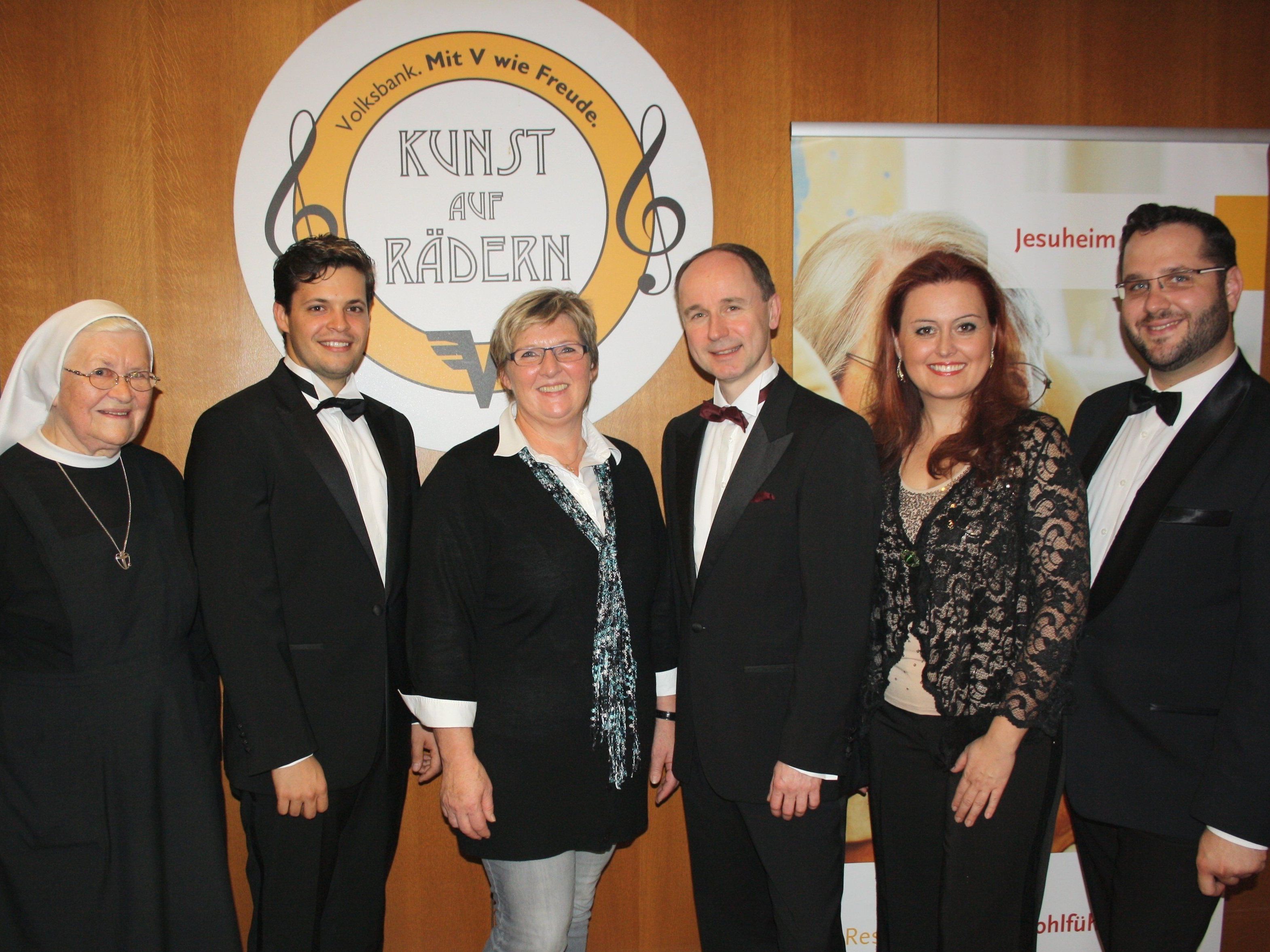 Das Ensemble „Kunst auf Rädern“ mit Philippe Spiegel, Herbert Fischerauer, Barbara Payha und Laszlo Gyüker sowie Schwester Oberin Adela Giesinger und Heimleiterin Marion Bumberger Das Ensemble „Kunst auf Rädern“ mit Philippe Spiegel, Herbert Fischerauer, Barbara Payha und Laszlo Gyüker sowie Schwester Oberin Adela Giesinger und Heimleiterin Marion Bumberger