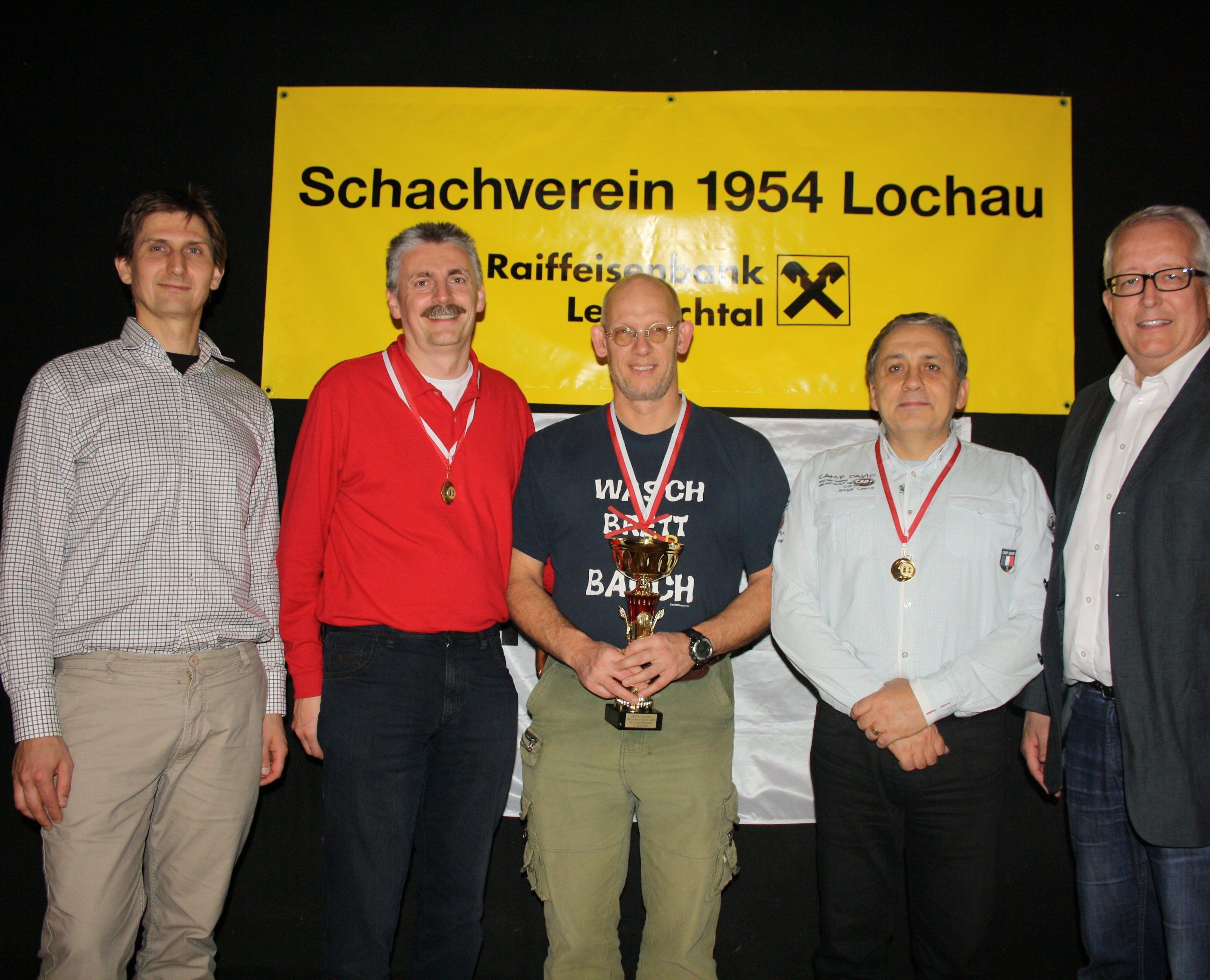 Peter Mittelberger, Ivo Donev und Alois Planatscher holten sich den Mannschaftslandesmeistertitel im Blitzschach, im Bild das erfolgreiche Team mit Vereinsobmann Manfred Mayr und Bürgermeister Michael Simma. Peter Mittelberger, Ivo Donev und Alois Planatscher holten sich den Mannschaftslandesmeistertitel im Blitzschach, im Bild das erfolgreiche Team mit Vereinsobmann Manfred Mayr und Bürgermeister Michael Simma.