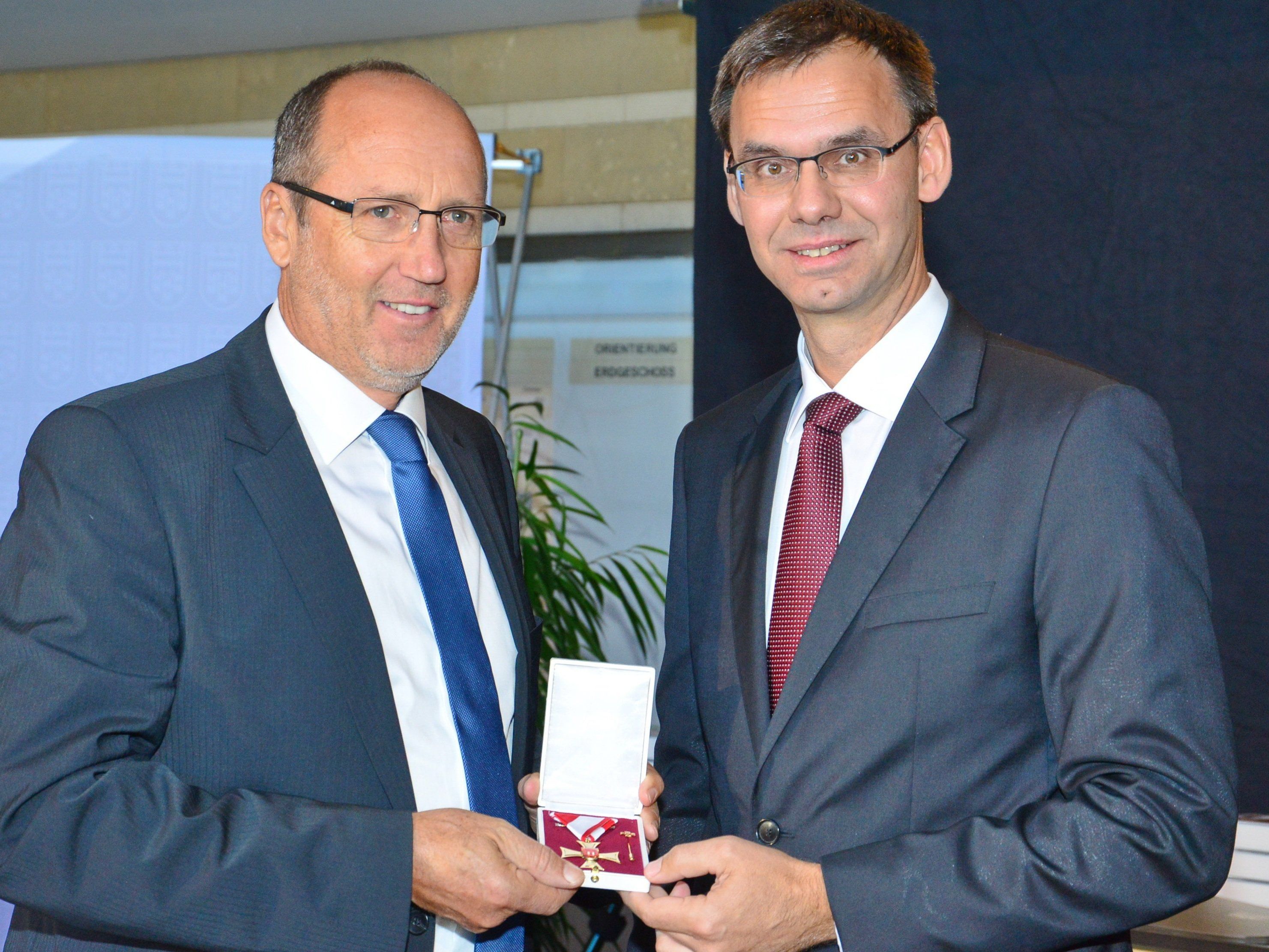 Landeshauptmann Markus Wallner überreichte Altbürgermeister Xaver Sinz am Nationalfeiertag das „Große Verdienstzeichen des Landes“. Landeshauptmann Markus Wallner überreichte Altbürgermeister Xaver Sinz am Nationalfeiertag das „Große Verdienstzeichen des Landes“.