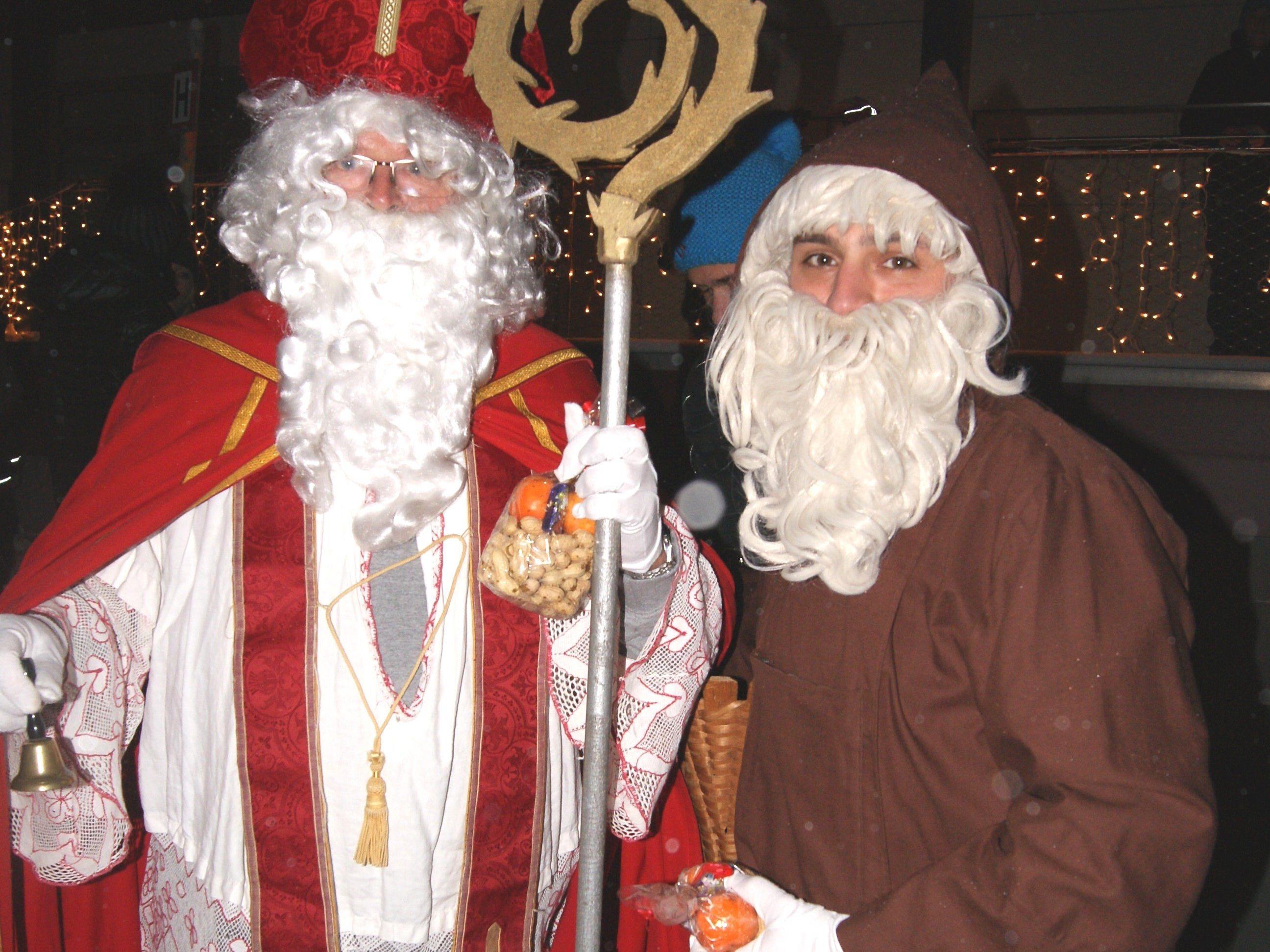 Der Nikolaus und sein Begleiter sind wieder unterwgs.