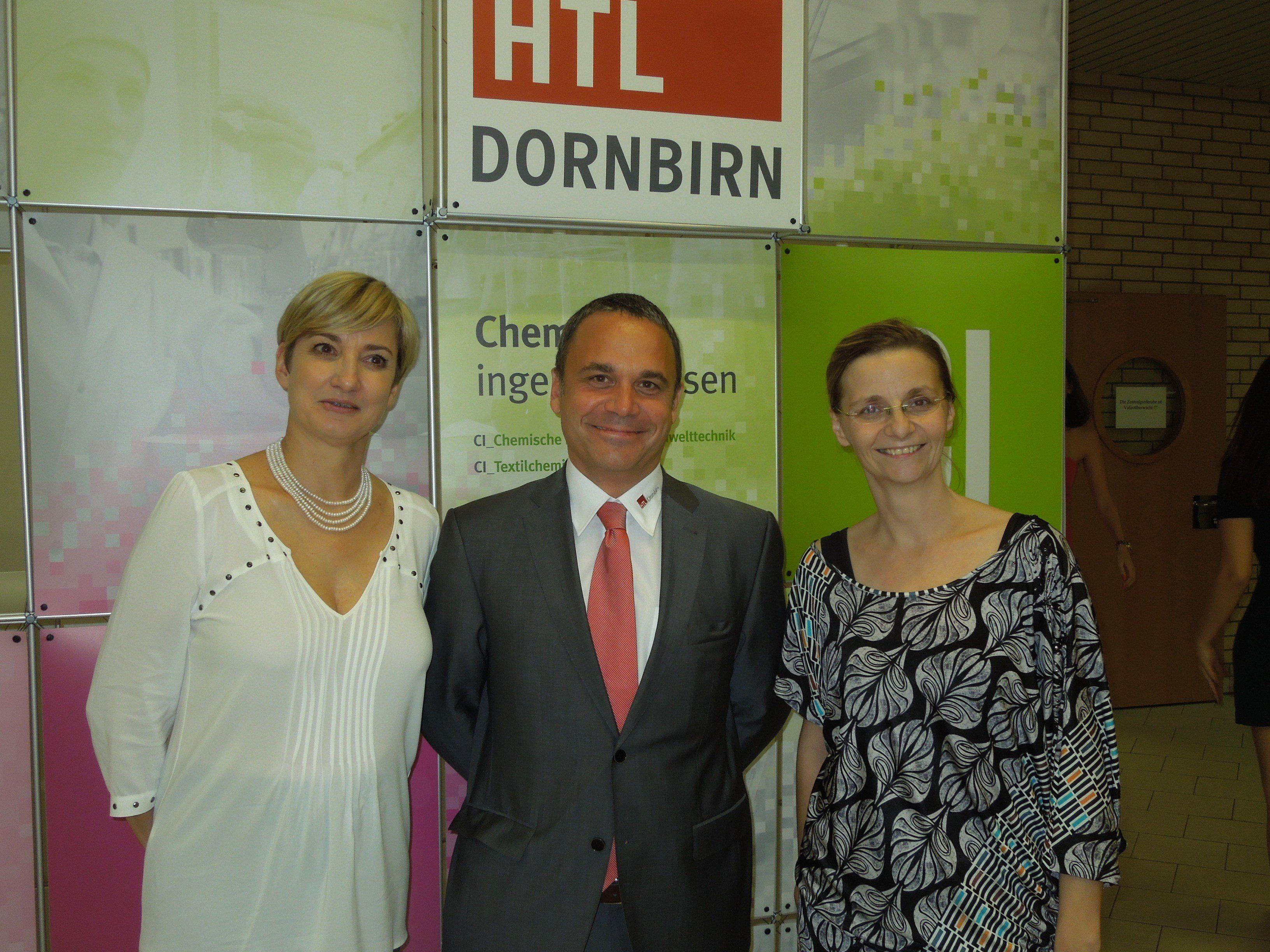 Neu-Direktor Dr. Thomas Achammer mit seinen Kolleginnen und "Macherinnen" der Modenschau, Annemarie Prirsch und Ingrid Jelen.