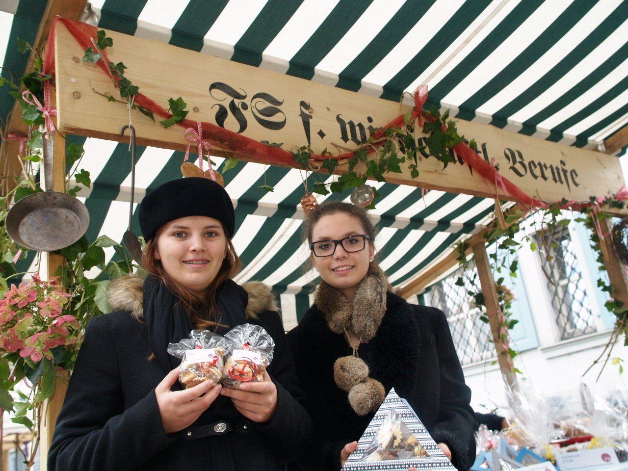 Stefanie und Joanna betreuten den Stand der Fachschule für wirtschaftliche Berufe am Dornbirner Martinimarkt