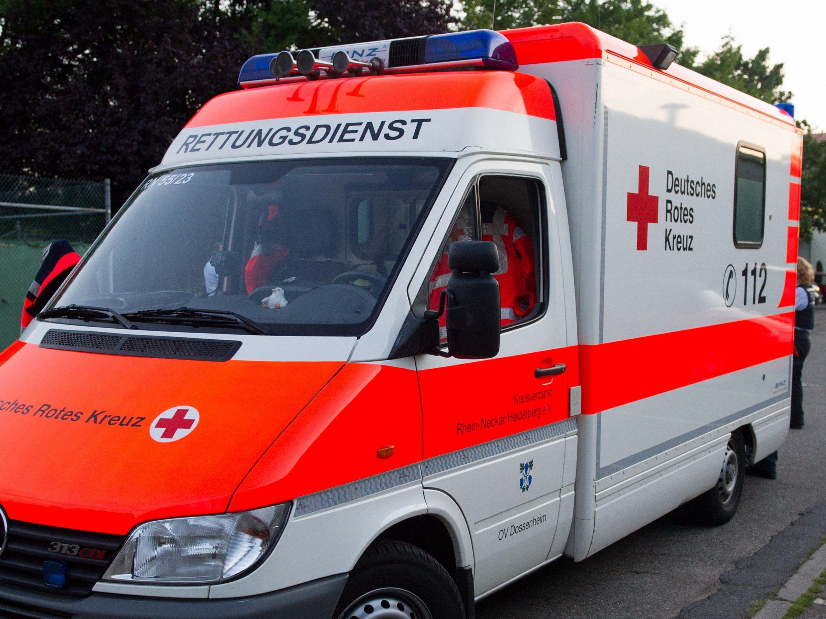 Tragischer Unfall in Niederbayern endet tödlich für Großmutter, die ihrem Enkel das Leben rettete.