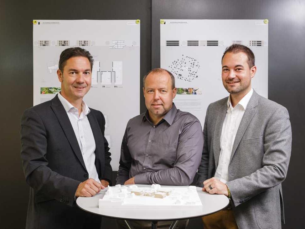 Geschäftsführer Alexander Stuchly (i+R Wohnbau) mit dem Gewinner des Architekturwettbewerbs, Johannes Kaufmann und Projektentwickler Tobias Forer-Pernthaler (v.l.)
