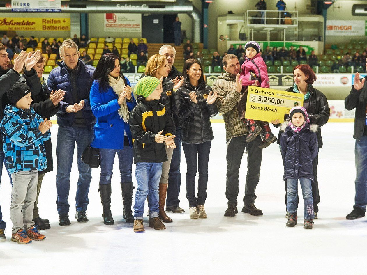 EHC Lustenau überreichte einen Scheck von über dreitausend Euro an "Joana" EHC Lustenau überreichte einen Scheck von über dreitausend Euro an "Joana"