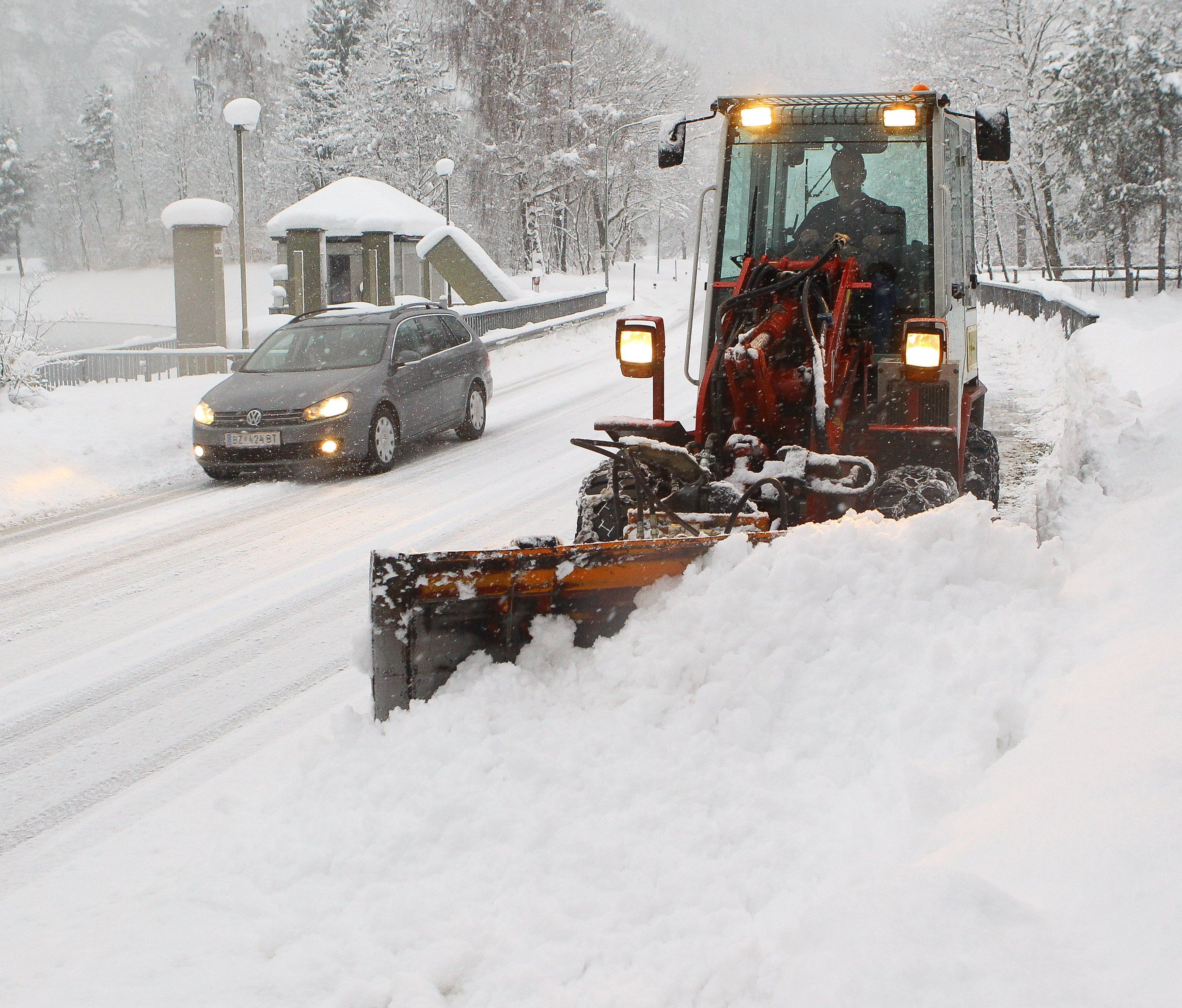 Ländliche Gemeinden verpflichten ihre Bürger zu Diensten für die Allgemeinheit. Oder sie zahlen sich davon frei. Ländliche Gemeinden verpflichten ihre Bürger zu Diensten für die Allgemeinheit. Oder sie zahlen sich davon frei.
