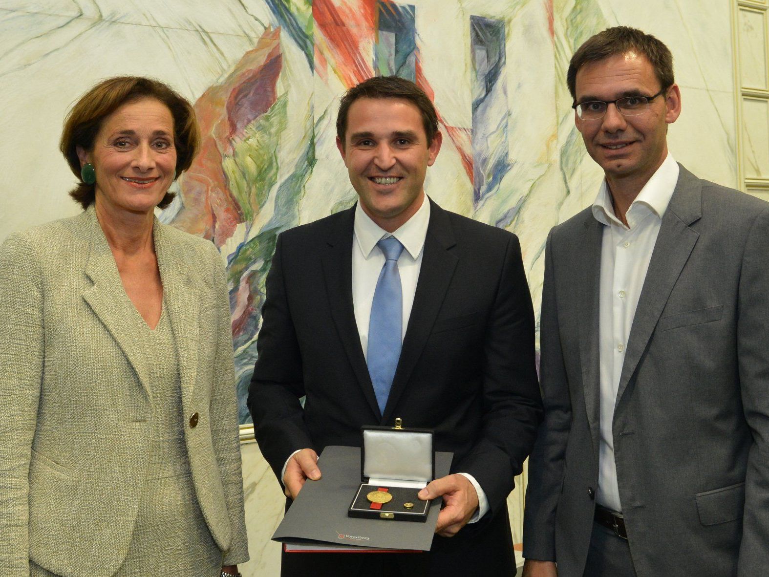 Jürgen Schwendigner hat das Ehrenzeichen in Gold für sportliche Leistungen erhalten. Bernadette Mennel und Markus Wallner überreichten die Auszeichnung. Jürgen Schwendigner hat das Ehrenzeichen in Gold für sportliche Leistungen erhalten. Bernadette Mennel und Markus Wallner überreichten die Auszeichnung.