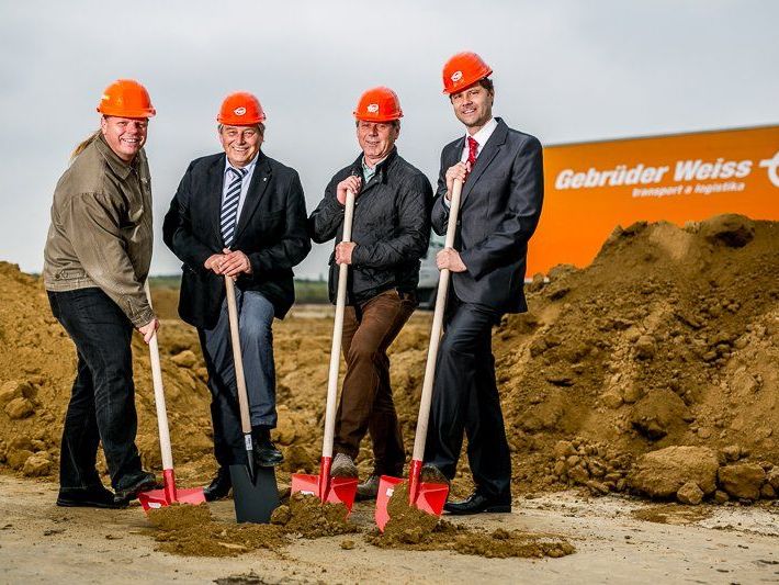 Beim Spatenstich am Standort Brünn (v.l.): Milan Šole (Projektmanager), Reinhold Grasser (Regionalleiter Nord), Harald Prohaska (Landesleiter Tschechien) und David Skalka (Regionalmanager Mähren) von Gebrüder Weiss. Beim Spatenstich am Standort Brünn (v.l.): Milan Šole (Projektmanager), Reinhold Grasser (Regionalleiter Nord), Harald Prohaska (Landesleiter Tschechien) und David Skalka (Regionalmanager Mähren) von Gebrüder Weiss.