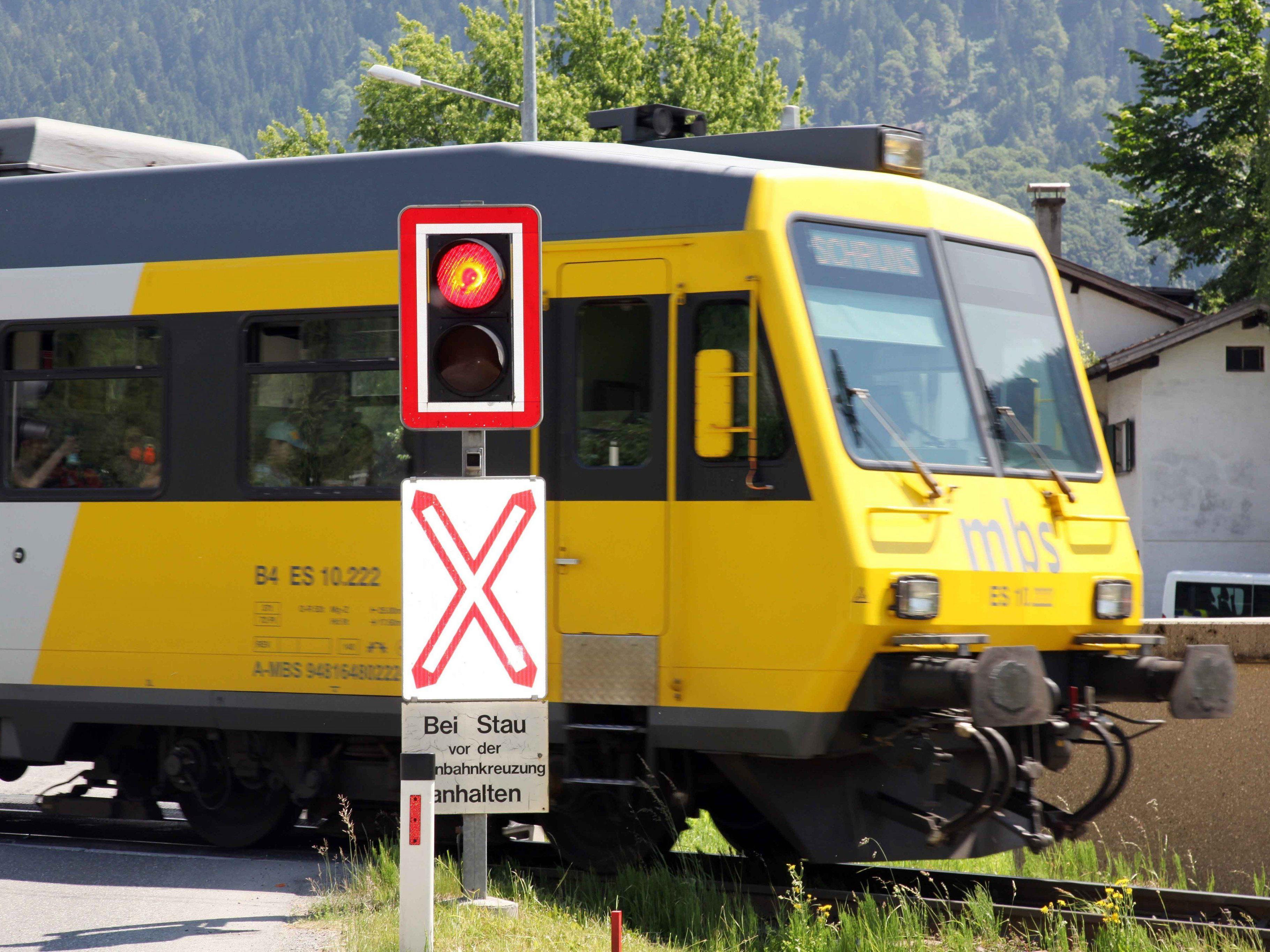 Lenker vergaß Kranausleger einzufahren - Zugverkehr der Montafonbahn für Stunden gesperrt.