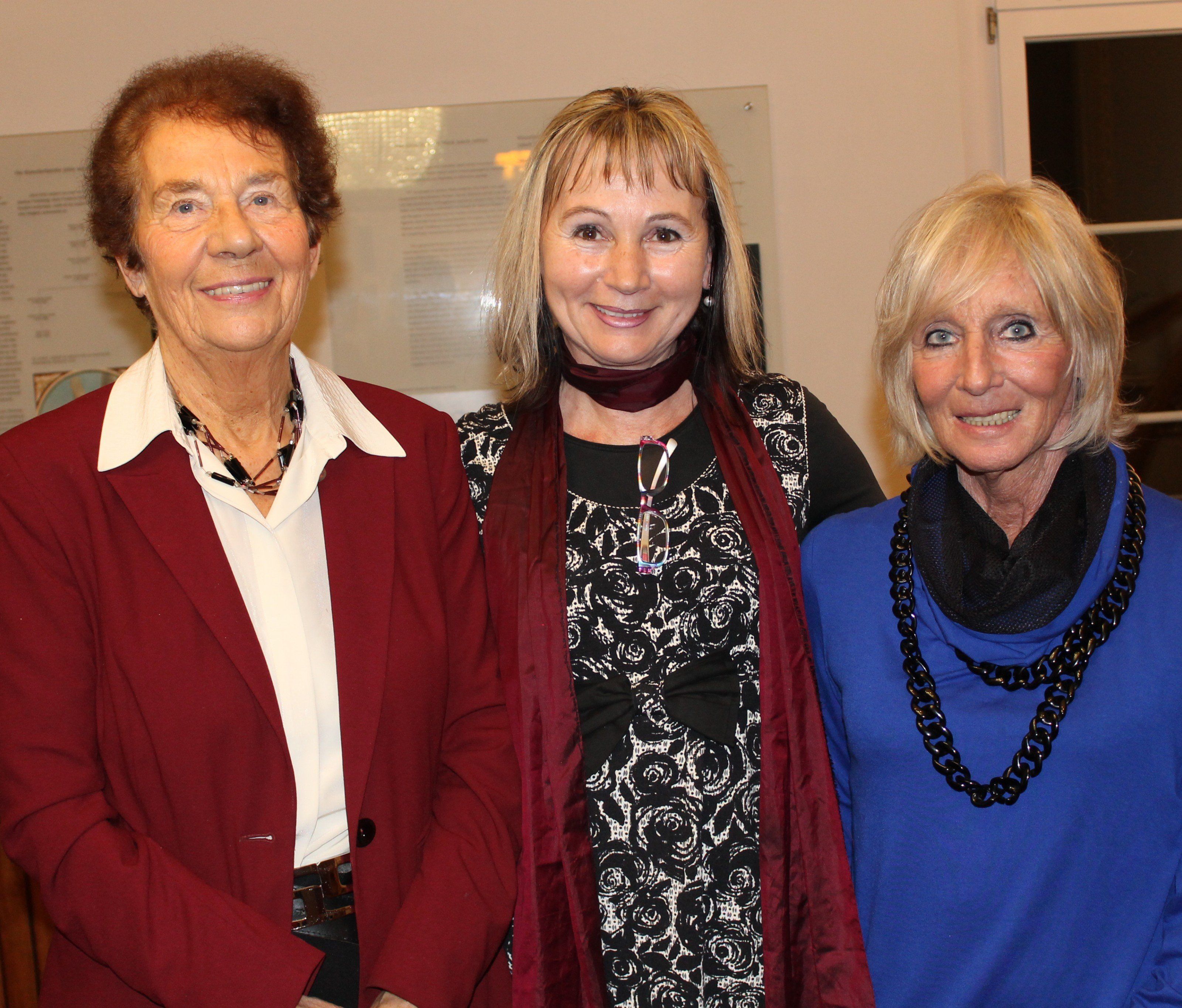 Die beiden Autorinnen Schmölzer li. und Durst re. mit der Moderatorin Erika Kronabitter Die beiden Autorinnen Schmölzer li. und Durst re. mit der Moderatorin Erika Kronabitter