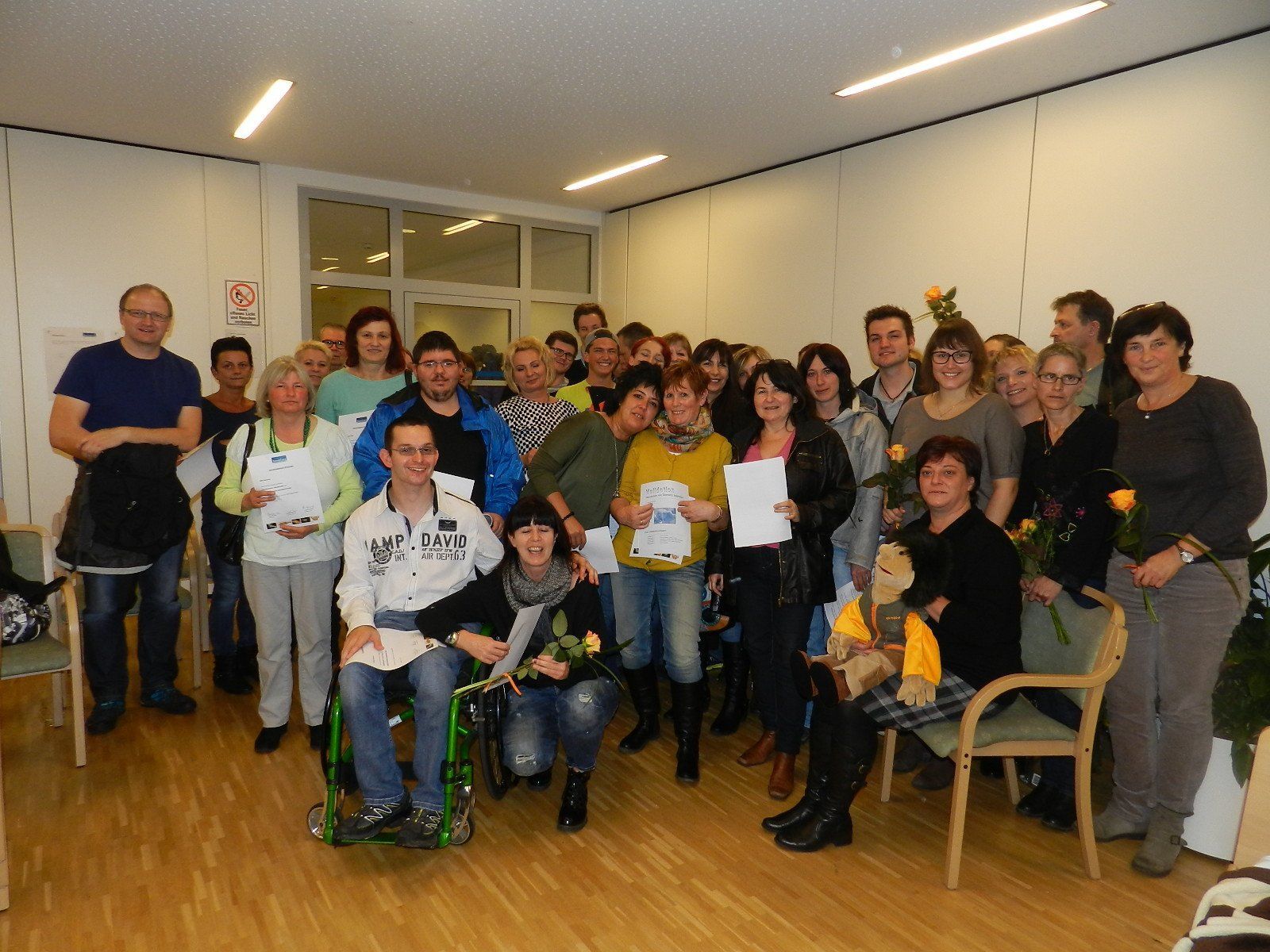 Im Rahmen der interdisziplinären Schulung aller MitarbeiterInnen wurde kürzlich eine Schulung zu Validation und Kommunikation mit Menschen mit Demenz erfolgreich abgeschlossen. Im Rahmen der interdisziplinären Schulung aller MitarbeiterInnen wurde kürzlich eine Schulung zu Validation und Kommunikation mit Menschen mit Demenz erfolgreich abgeschlossen.