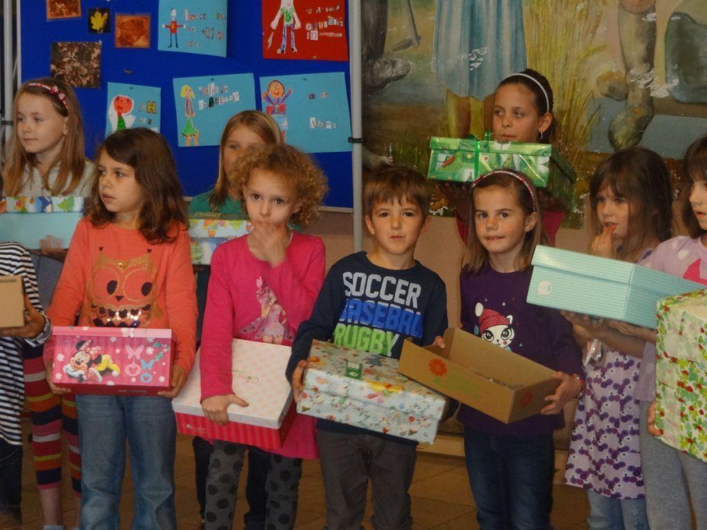 Stolz brachten die Kinder der Volksschule Schuhkartons für Kinder in Moldawien.