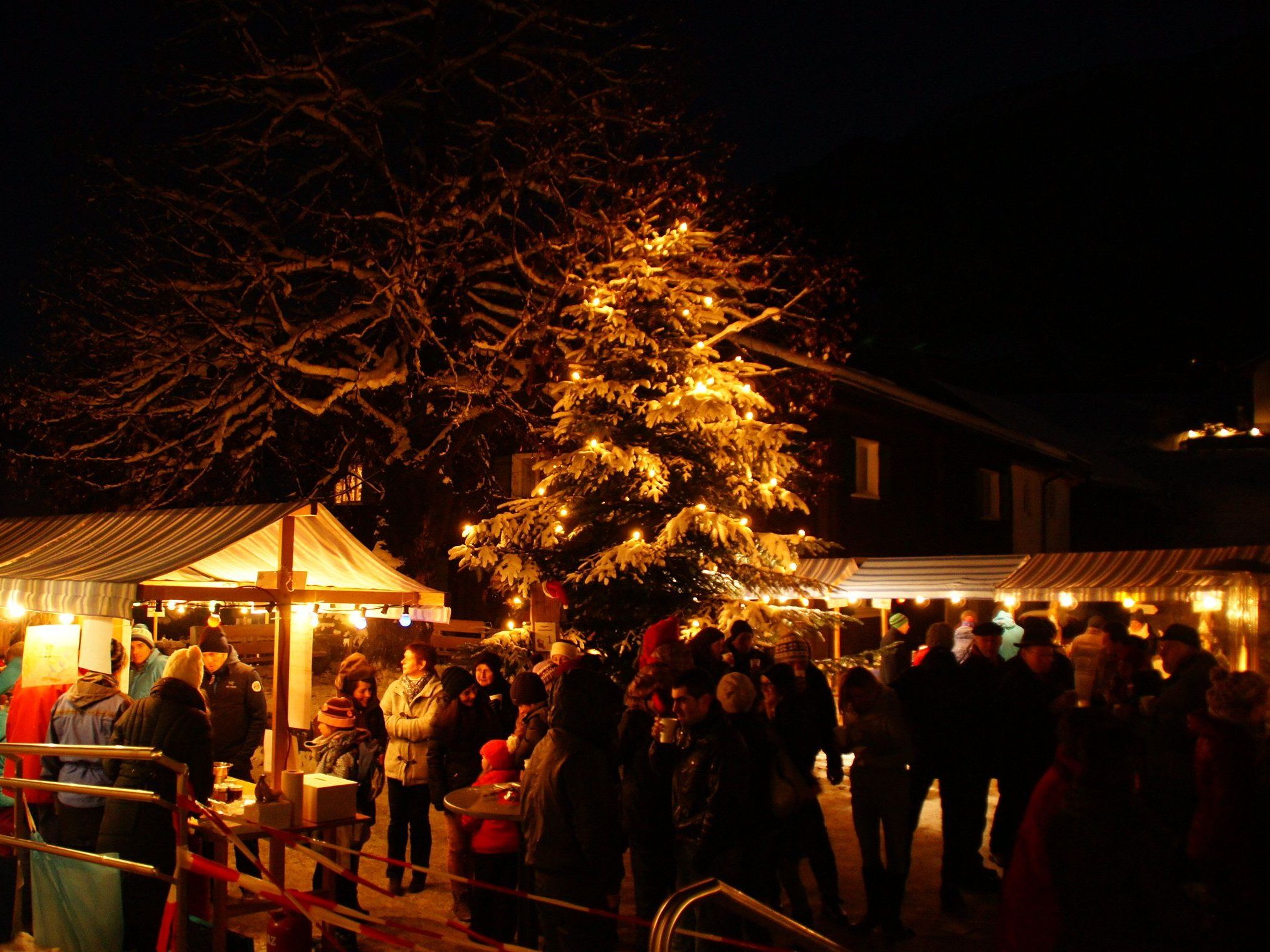 Der Weihnachtsmarkt in Raggal lockt mit Selbstgemachtem und weihnachtlichem Flair. Der Weihnachtsmarkt in Raggal lockt mit Selbstgemachtem und weihnachtlichem Flair.