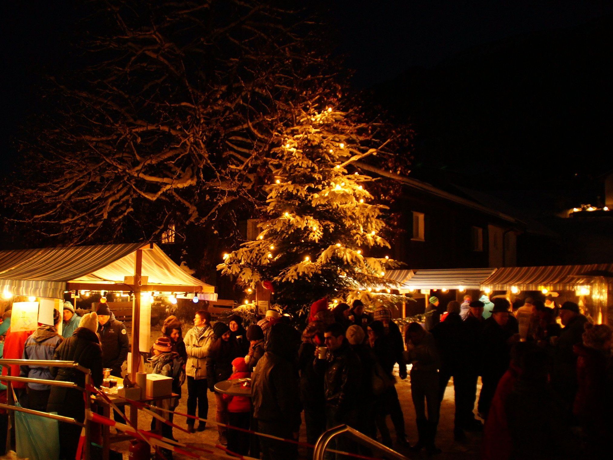 Der Weihnachtsmarkt in Raggal lockt mit Selbstgemachtem und weihnachtlichem Flair.