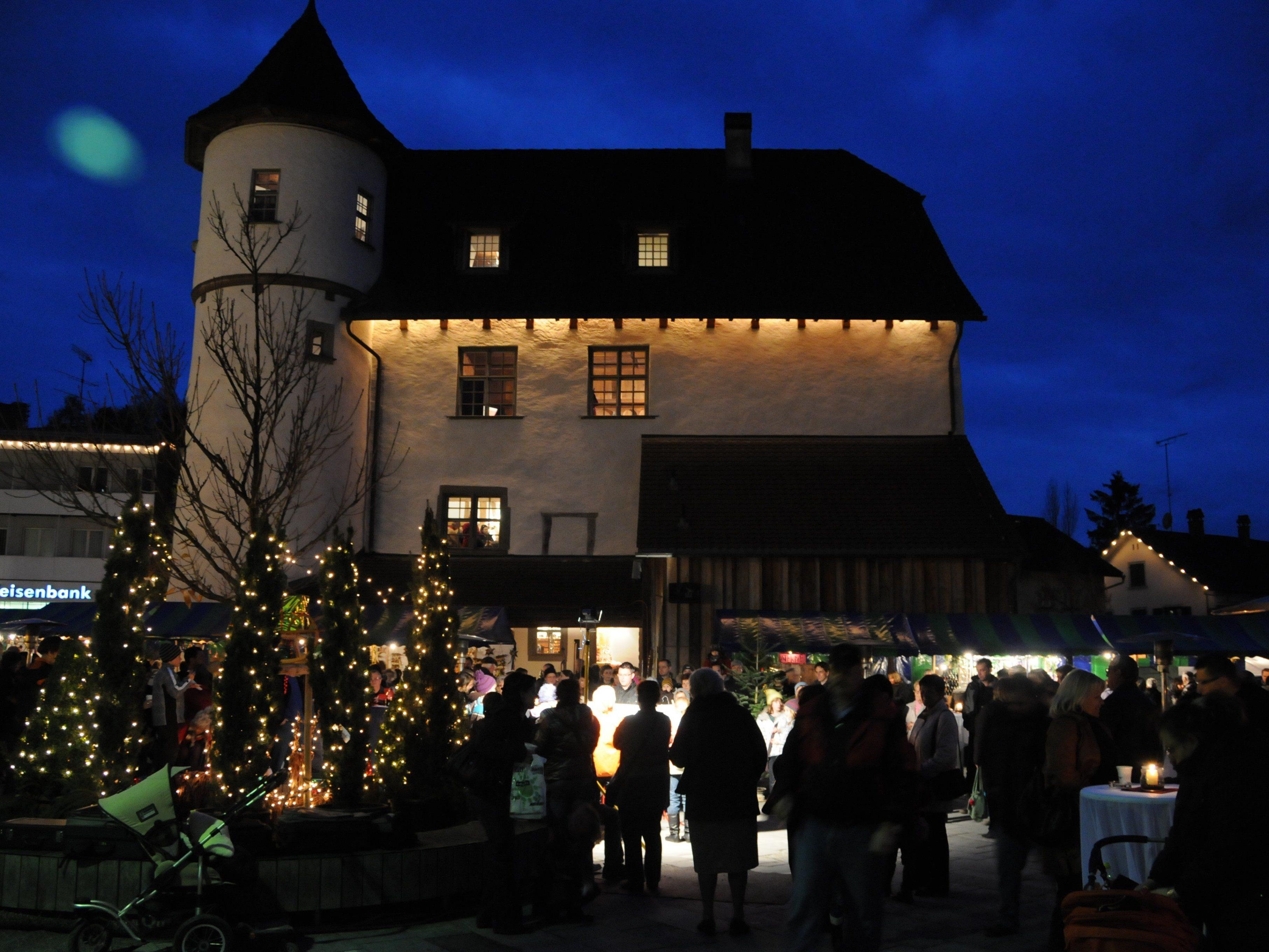 Im märchenhaften Ambiente des Jonas Schlössles treffen sich Besucher aus der Region zum Weihnachtsmarkt