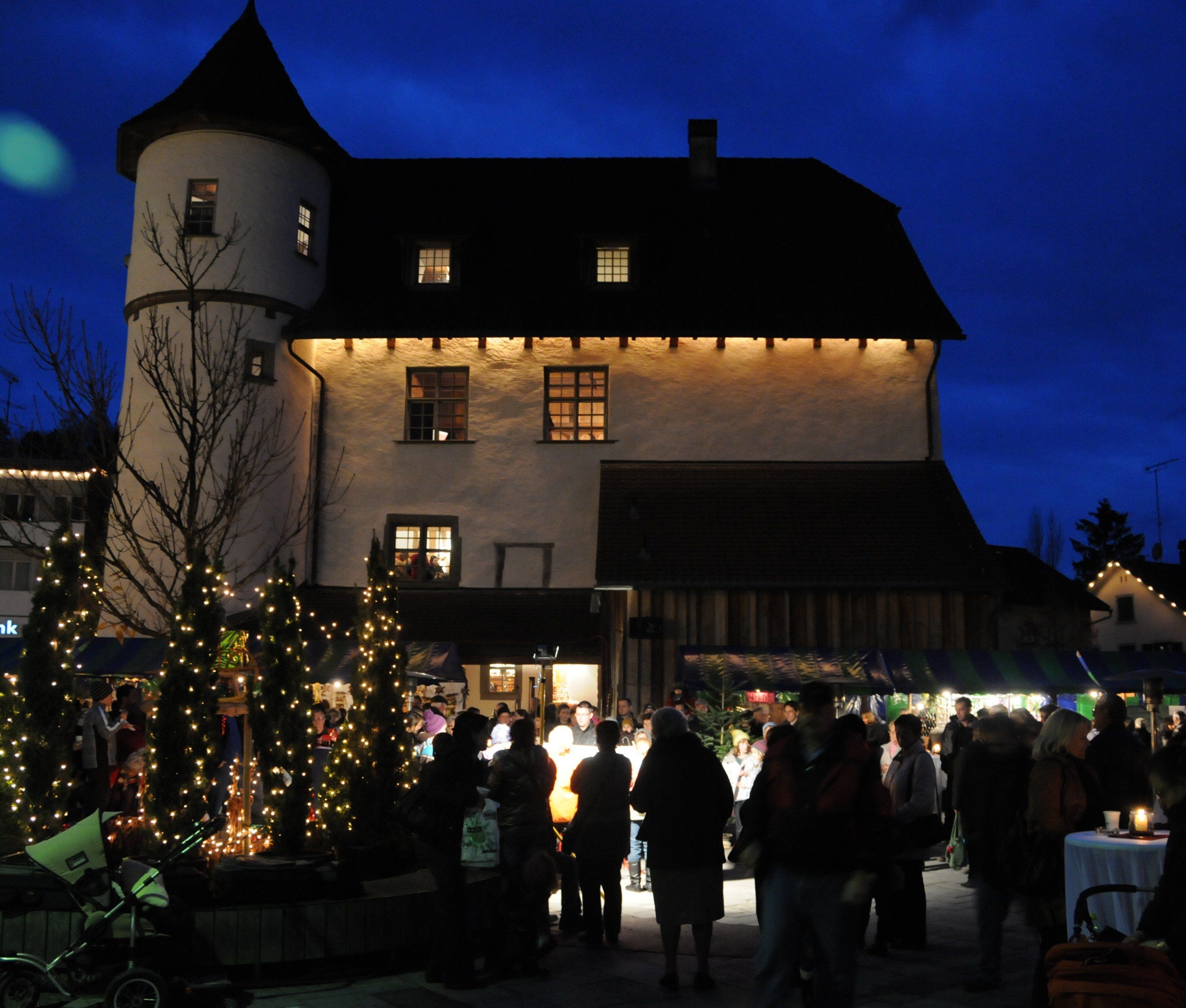 Im märchenhaften Ambiente des Jonas Schlössles treffen sich Besucher aus der Region zum Weihnachtsmarkt