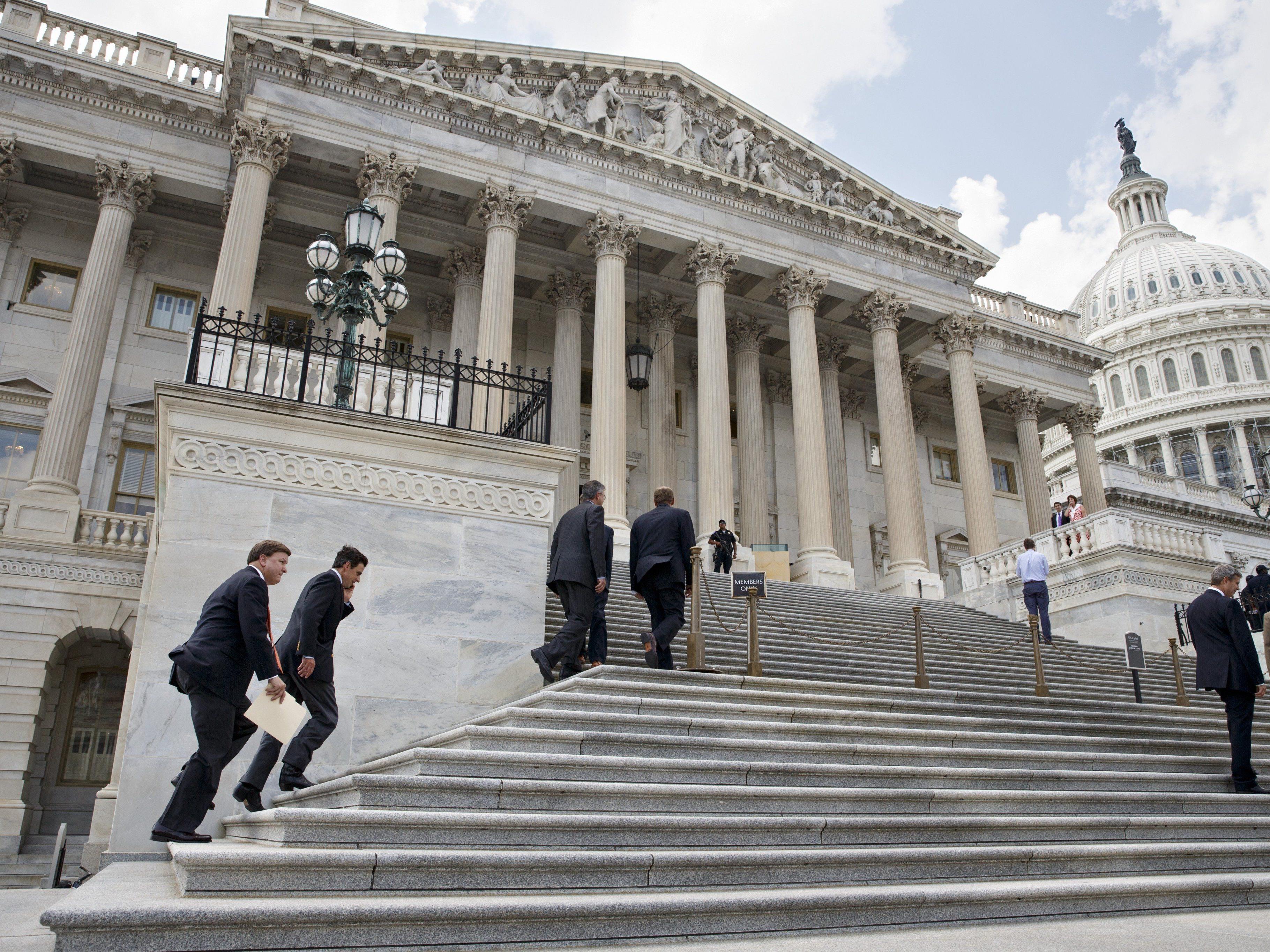 Mitglieder des Kongresses vor dem Repräsentantenhauses auf dem Capitol Hill in Washington