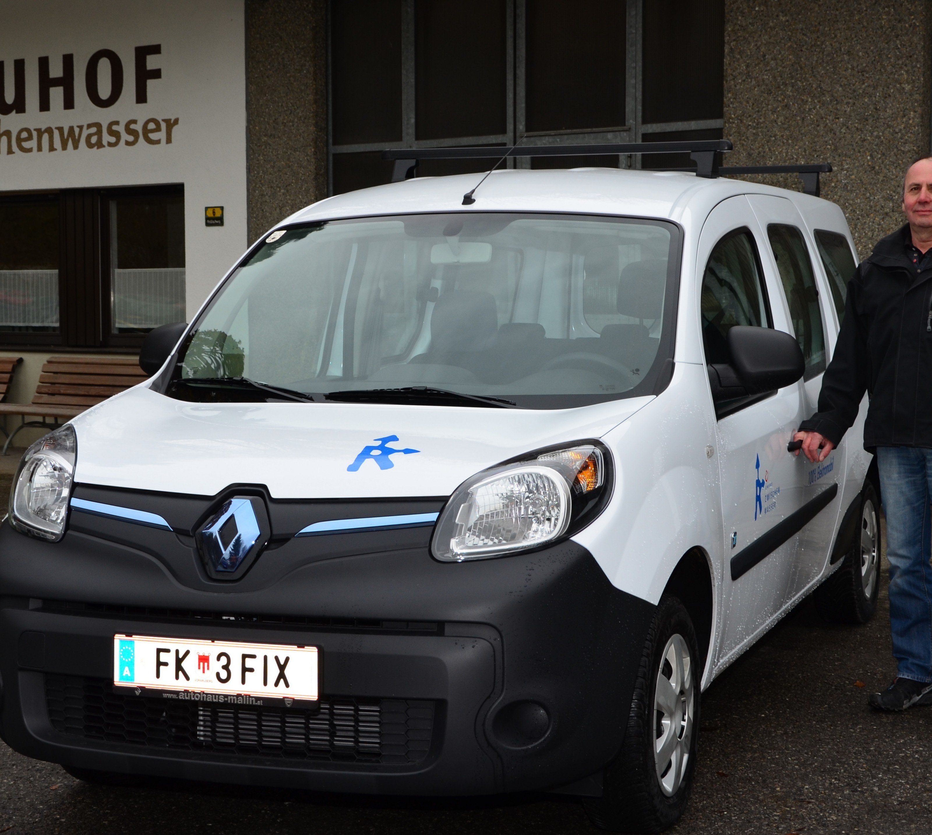 Bauhof Leiter Martin Mathis mit dem neuen Elektrofahrzeug Bauhof Leiter Martin Mathis mit dem neuen Elektrofahrzeug
