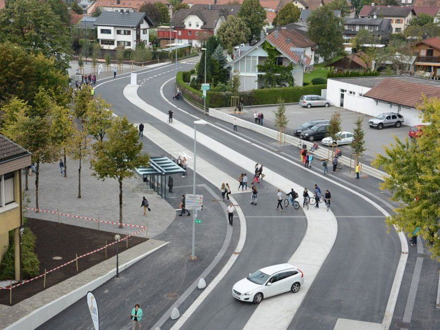 Eine erste Bilanz über die Begegnungszone fällt durchwegs positiv aus. Eine erste Bilanz über die Begegnungszone fällt durchwegs positiv aus.