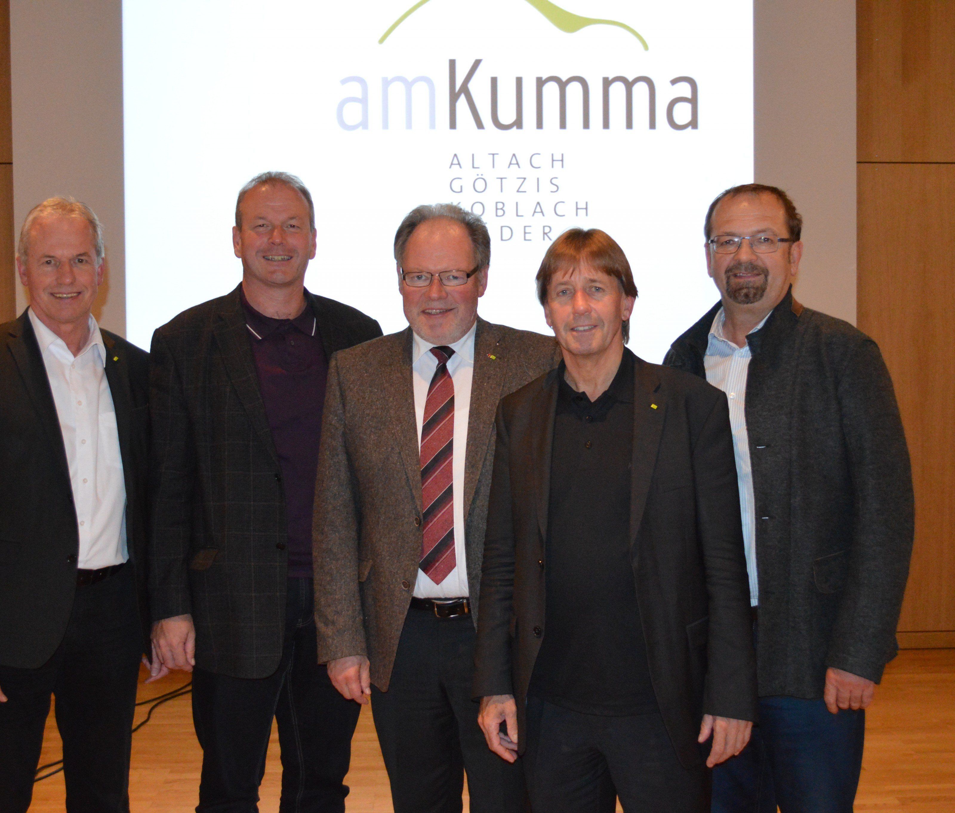 Die Bürgermeister der Region amKumma mit dem scheidenden Obmann Werner Huber Die Bürgermeister der Region amKumma mit dem scheidenden Obmann Werner Huber