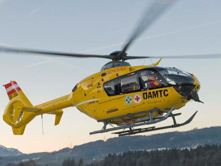 Mit dem Rettungshubschrauber wurde der Mann ins Landeskrankenhaus Feldkirch geflogen.