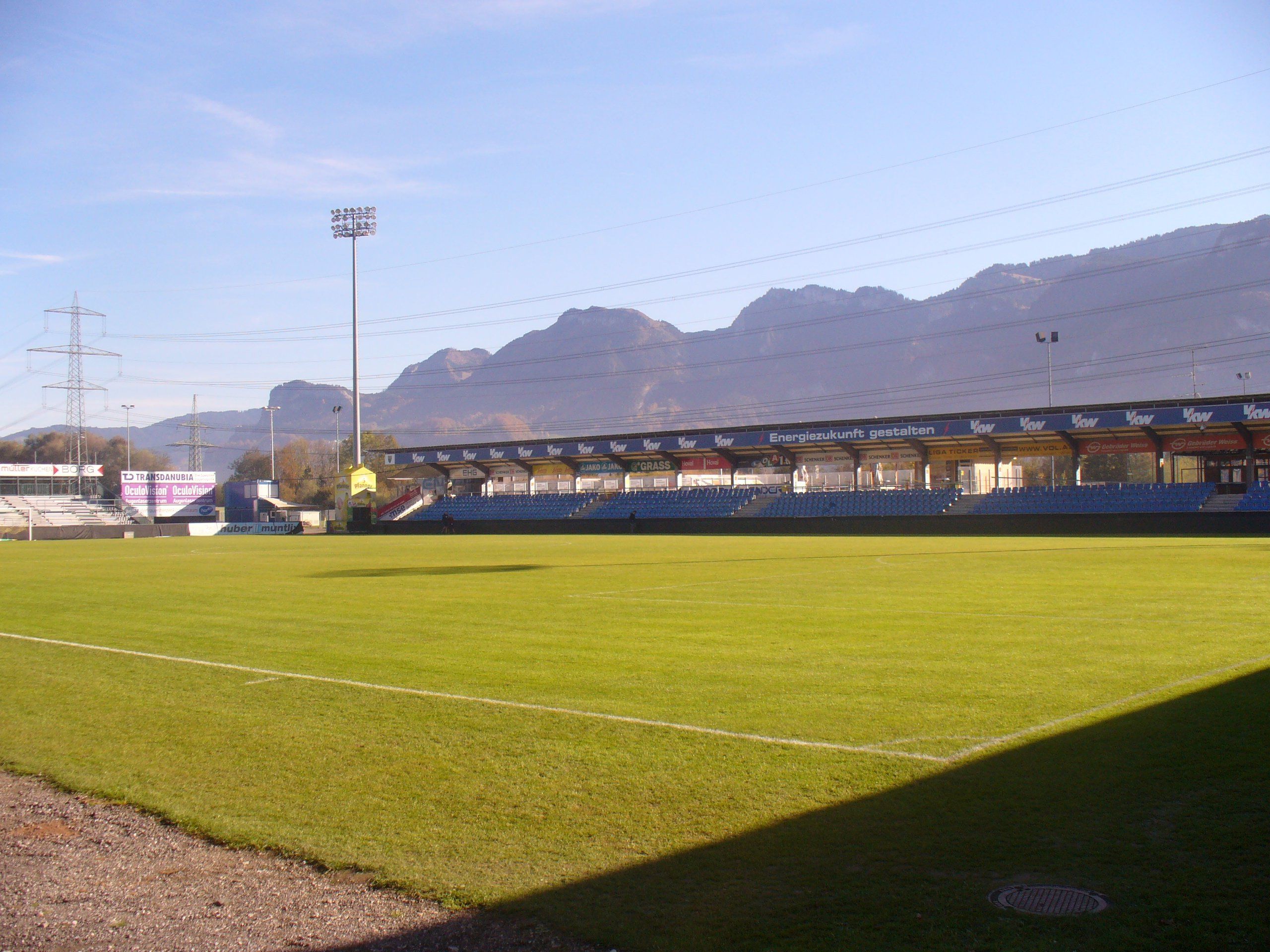 Das Spielfeld und das Flutlicht der Cashpoint Arena müssen in der kommenden Saison erneuert werden Das Spielfeld und das Flutlicht der Cashpoint Arena müssen in der kommenden Saison erneuert werden