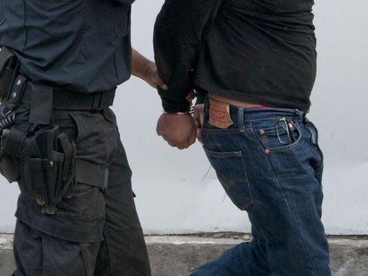 Junge Kolumbianerin sollte offenbar Kokain nach Europa schmuggeln. Junge Kolumbianerin sollte offenbar Kokain nach Europa schmuggeln.