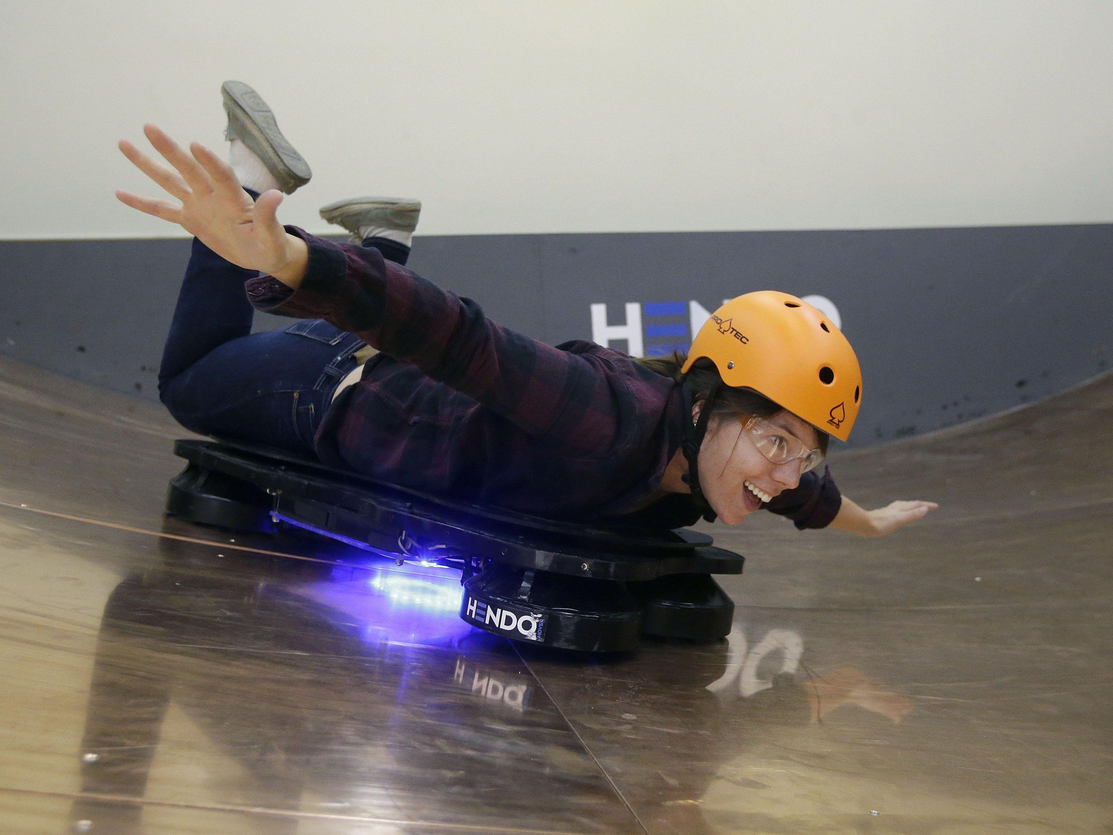 Paar aus Kalifornien erfindet schwebendes Skateboard.