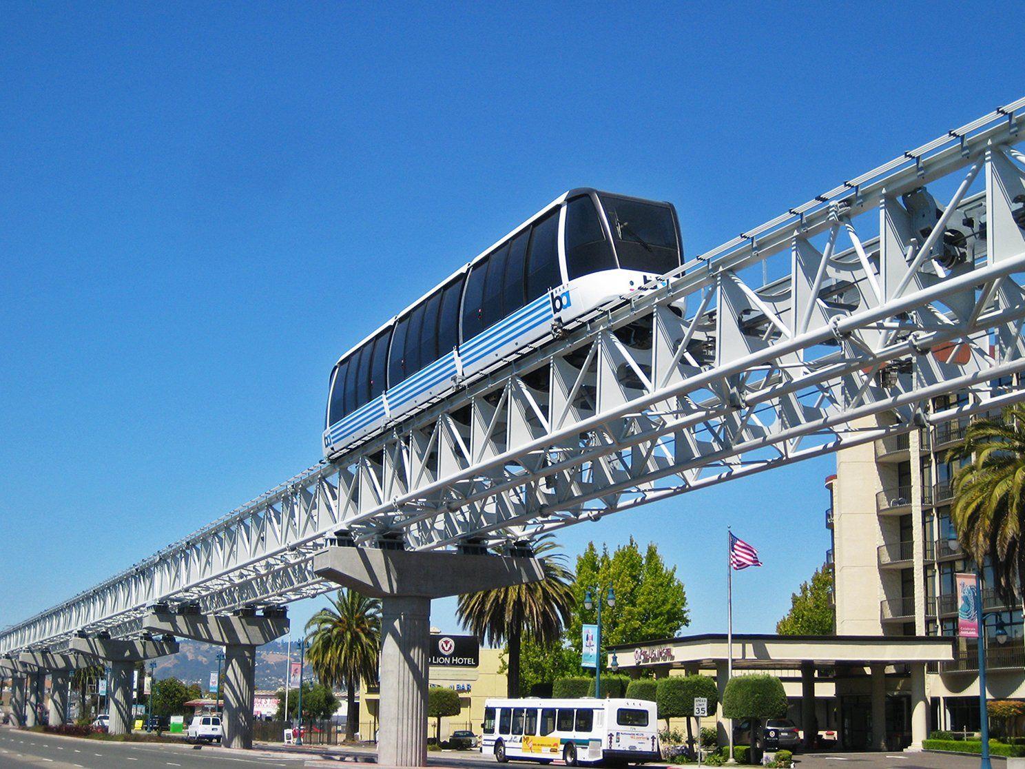 Doppelmayr-Schnellbahn verbindet Flughafen Oakland mit San Francisco.