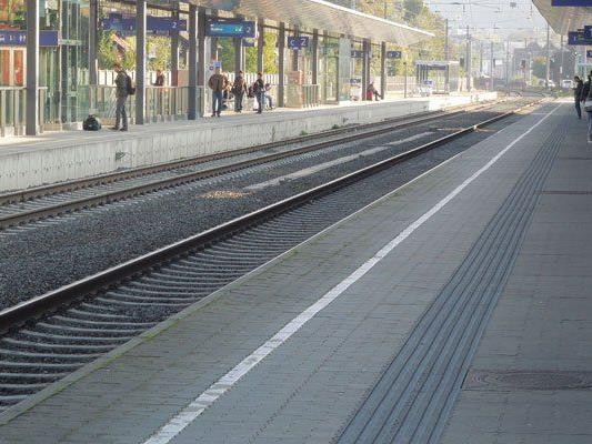 Lautstarker Streit auf Bahnsteig 2: Polizei sucht Zeugen.