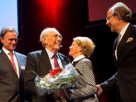 Manfred Rein, Luis und Maria Drexel und Eugen A. Russ: Ehrenpreis für den Spar-Pionier.