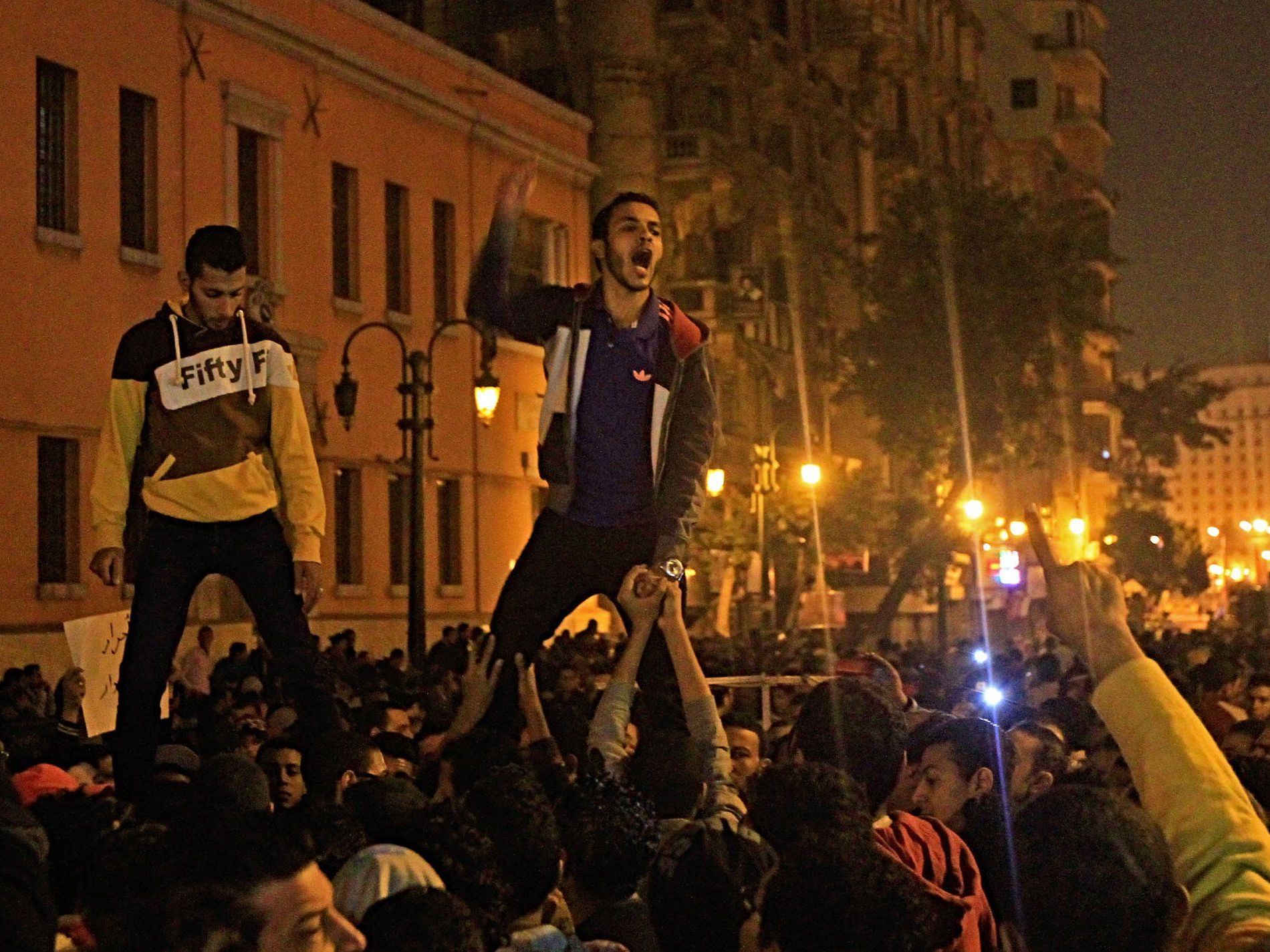 Proteste auf dem Tahrir-Platz in Kairo, nachdem die Anklage gegen Mubarak fallen gelassen wurde. Proteste auf dem Tahrir-Platz in Kairo, nachdem die Anklage gegen Mubarak fallen gelassen wurde.