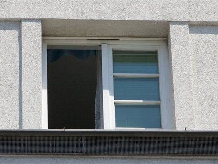 Mit einem Sprung aus dem Fenster versuchten die Männer zu entkommen.