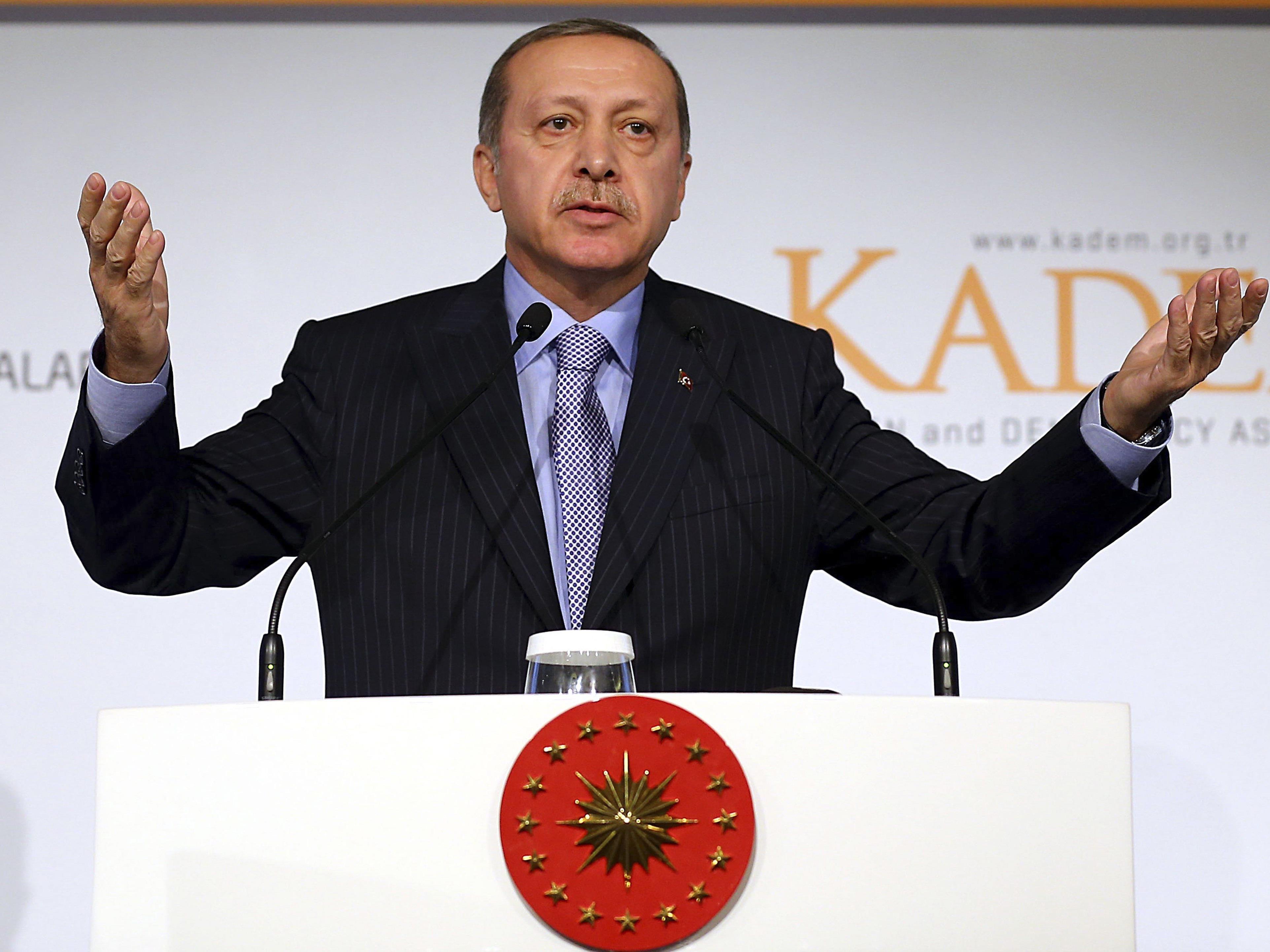 Die Fremden hätten es nur auf die Reichtümer der Muslime abgesehen, sagte Erdogan bei einer Konferenz der Organisation für Islamische Zusammenarbeit (OIC) in Istanbul.